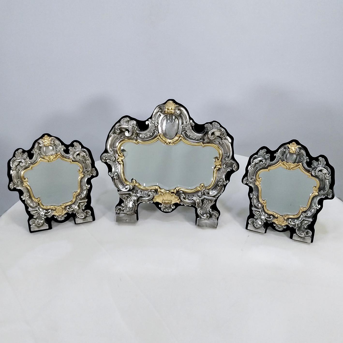 Ensemble de trois importants miroirs de table en argent massif de style baroque appelé Cartagloria, 
entièrement réalisée à la main en argent sterling, façonnée et décorée de volutes typiquement baroques.
Dans la partie supérieure, au centre, se