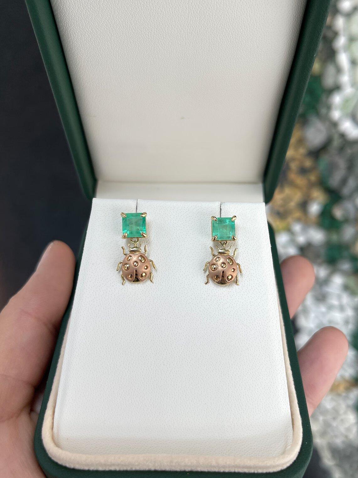 Diese entzückenden Ohrhänger fangen mit ihrem bezaubernden Design die Essenz des Charmes der Natur ein. Mit exquisiten 2,0 Karat Smaragden im Asscher-Schliff mit mittelgrüner Farbe und halbtransparenter Klarheit, die aus Kolumbien stammen,