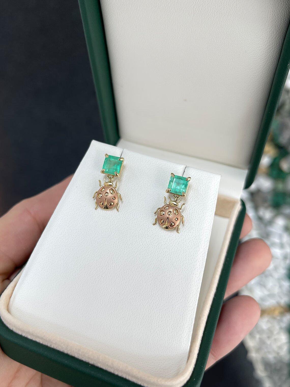 2,0tcw 14K kolumbianischer Smaragd Asscher-Schliff Ladybug Ohrhänger Medium Grün im Zustand „Neu“ im Angebot in Jupiter, FL
