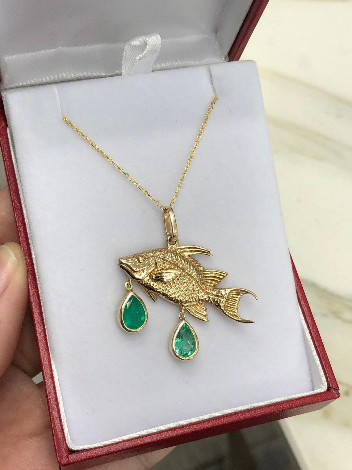 Moderne 2.0tcw 14K Gold Deep Green Emerald Pear Cut Hog Fish Pendant Solid Gold Red en vente
