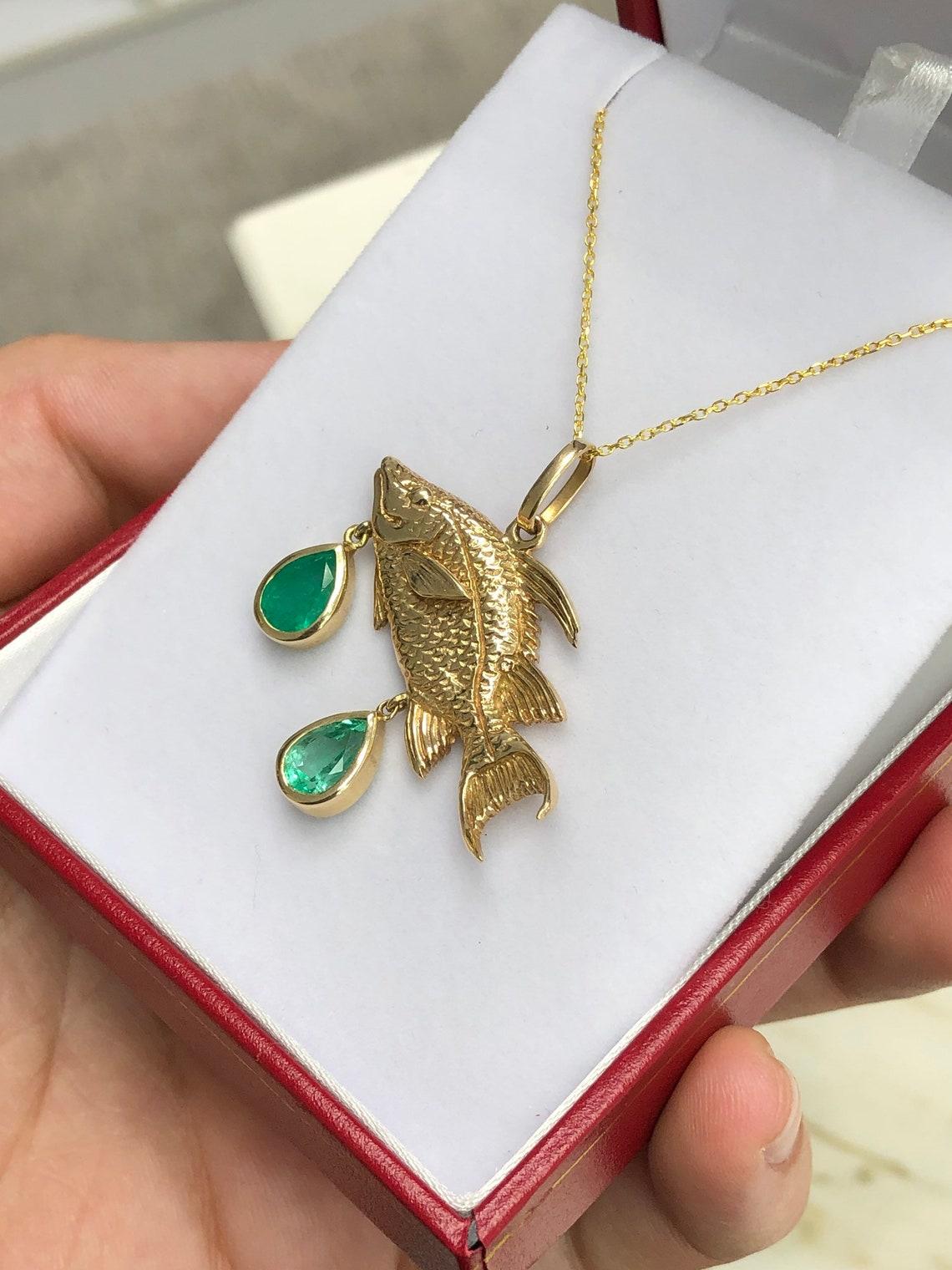 Taille poire 2.0tcw 14K Gold Deep Green Emerald Pear Cut Hog Fish Pendant Solid Gold Red en vente