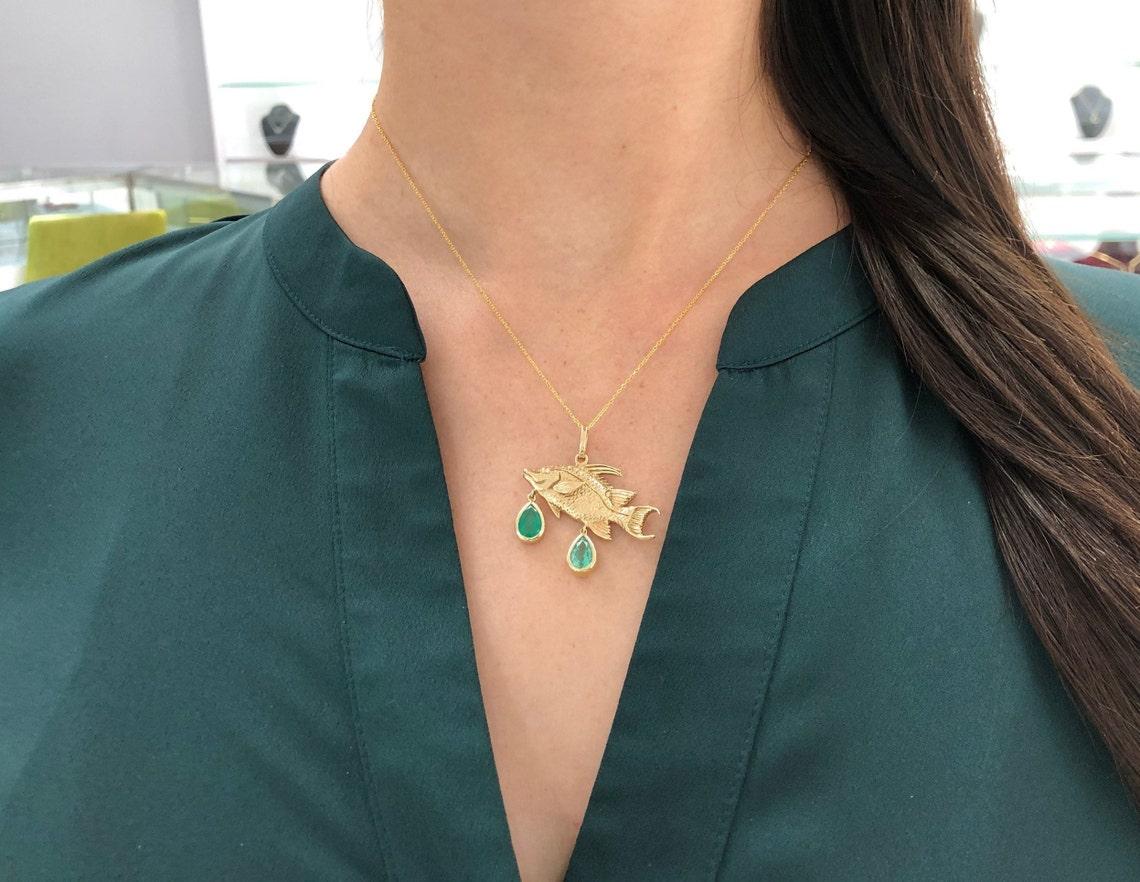 2.0tcw 14K Gold Deep Green Emerald Pear Cut Hog Fish Pendant Solid Gold Red Neuf - En vente à Jupiter, FL