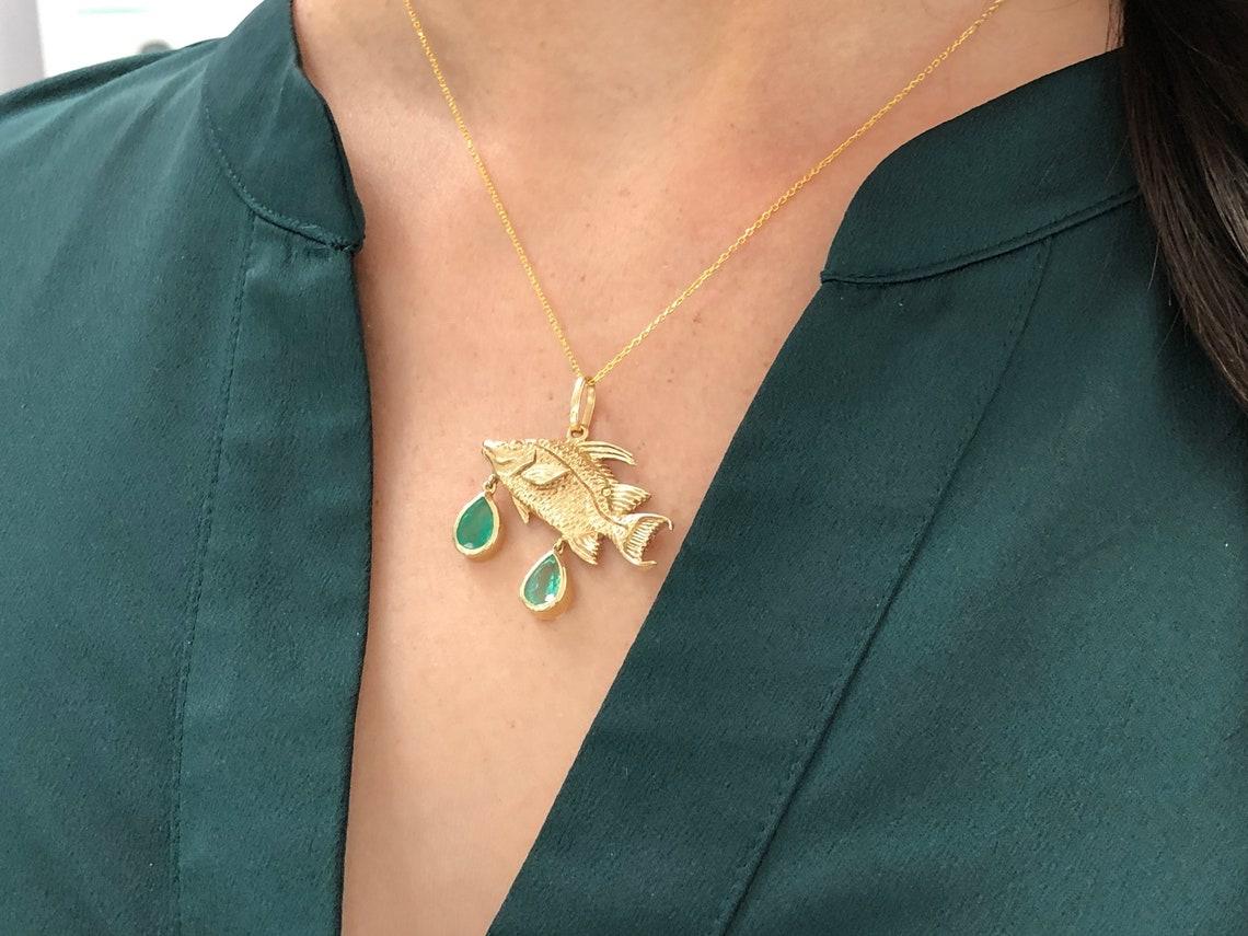 2.0tcw 14K Gold Deep Green Emerald Pear Cut Hog Fish Pendant Solid Gold Red Pour femmes en vente