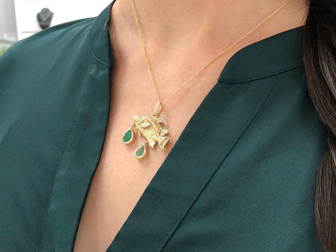 2.0tcw 14K Gold Deep Green Emerald Pear Cut Hog Fish Pendant Solid Gold Red en vente 1
