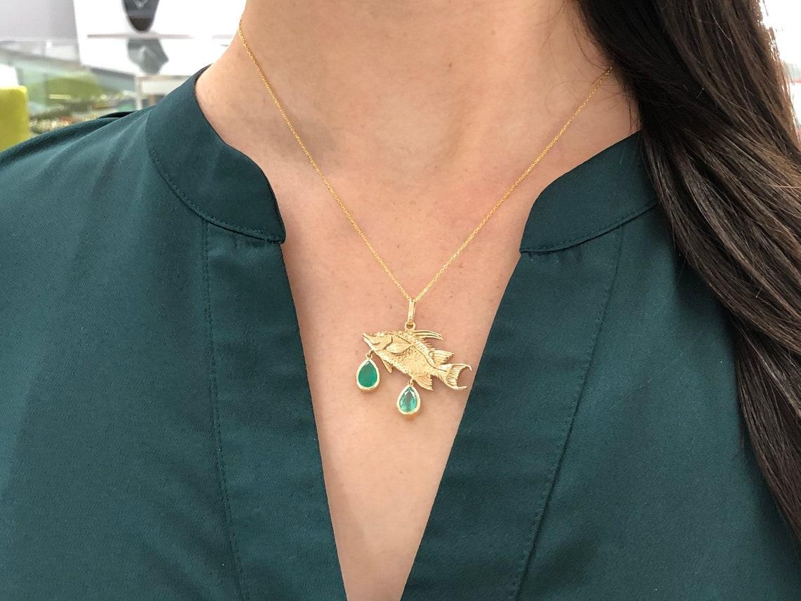 2.0tcw 14K Gold Deep Green Emerald Pear Cut Hog Fish Pendant Solid Gold Red en vente 2