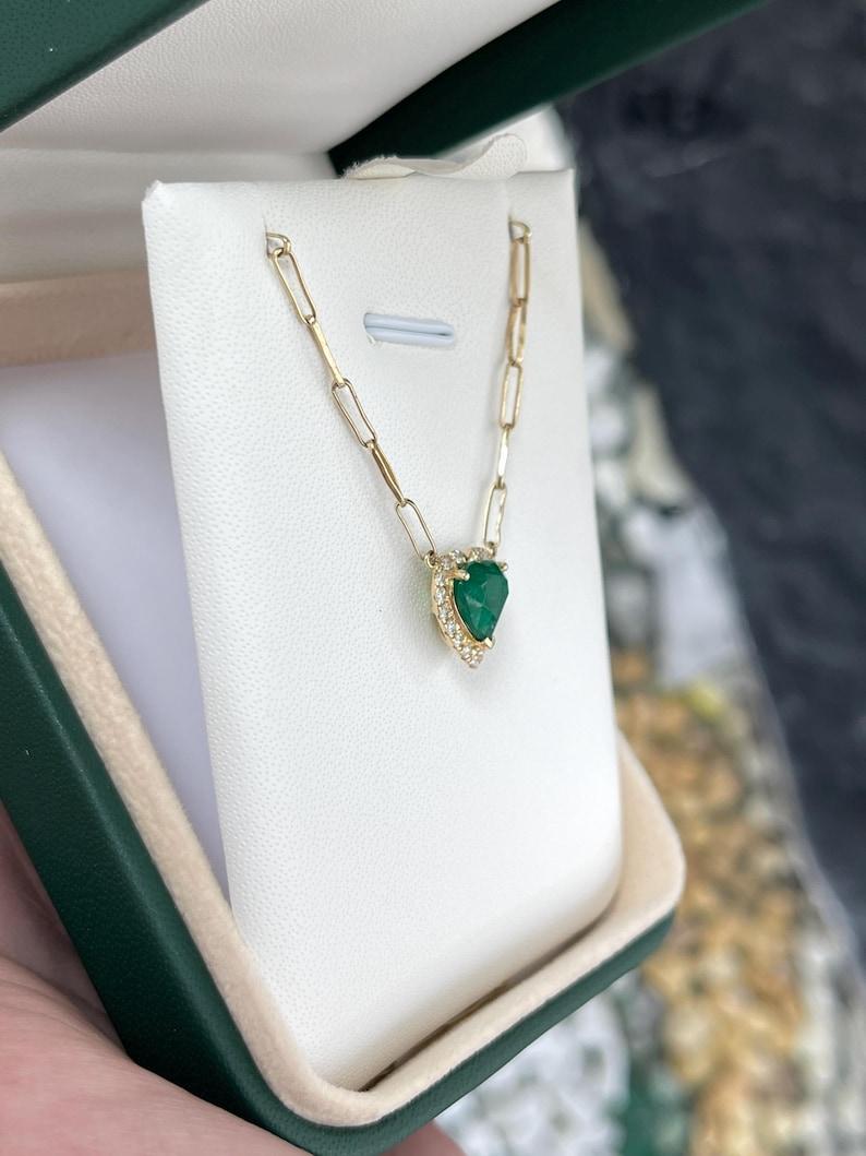 Moderno Ciondolo a forma di smeraldo e diamante da 2,0tcw  Collana con graffette a forma di cuore in oro 14K in vendita