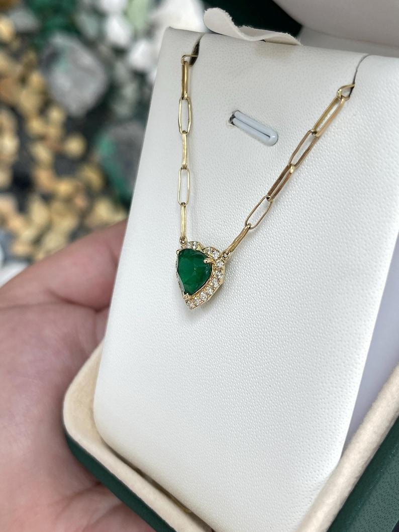 Cuore Ciondolo a forma di smeraldo e diamante da 2,0tcw  Collana con graffette a forma di cuore in oro 14K in vendita