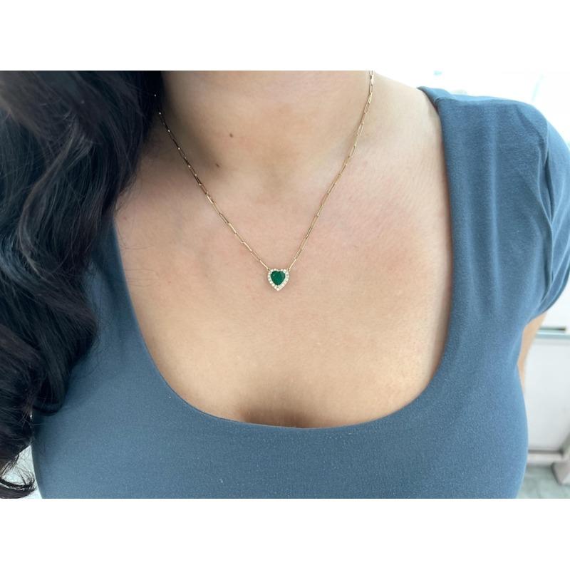Ciondolo a forma di smeraldo e diamante da 2,0tcw  Collana con graffette a forma di cuore in oro 14K In condizioni Nuovo in vendita a Jupiter, FL