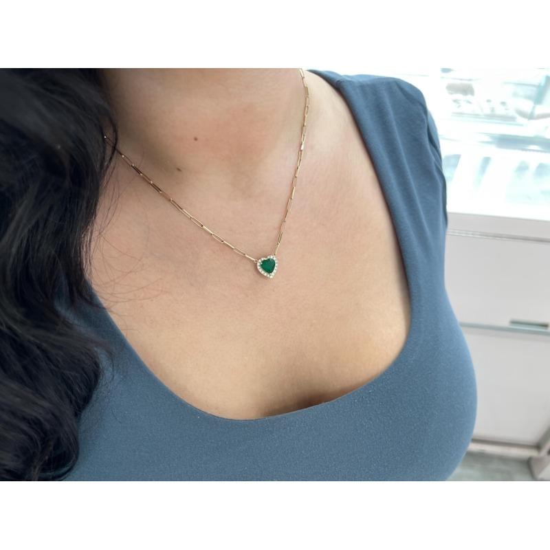Donna Ciondolo a forma di smeraldo e diamante da 2,0tcw  Collana con graffette a forma di cuore in oro 14K in vendita