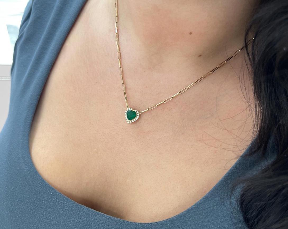 Ciondolo a forma di smeraldo e diamante da 2,0tcw  Collana con graffette a forma di cuore in oro 14K in vendita 1