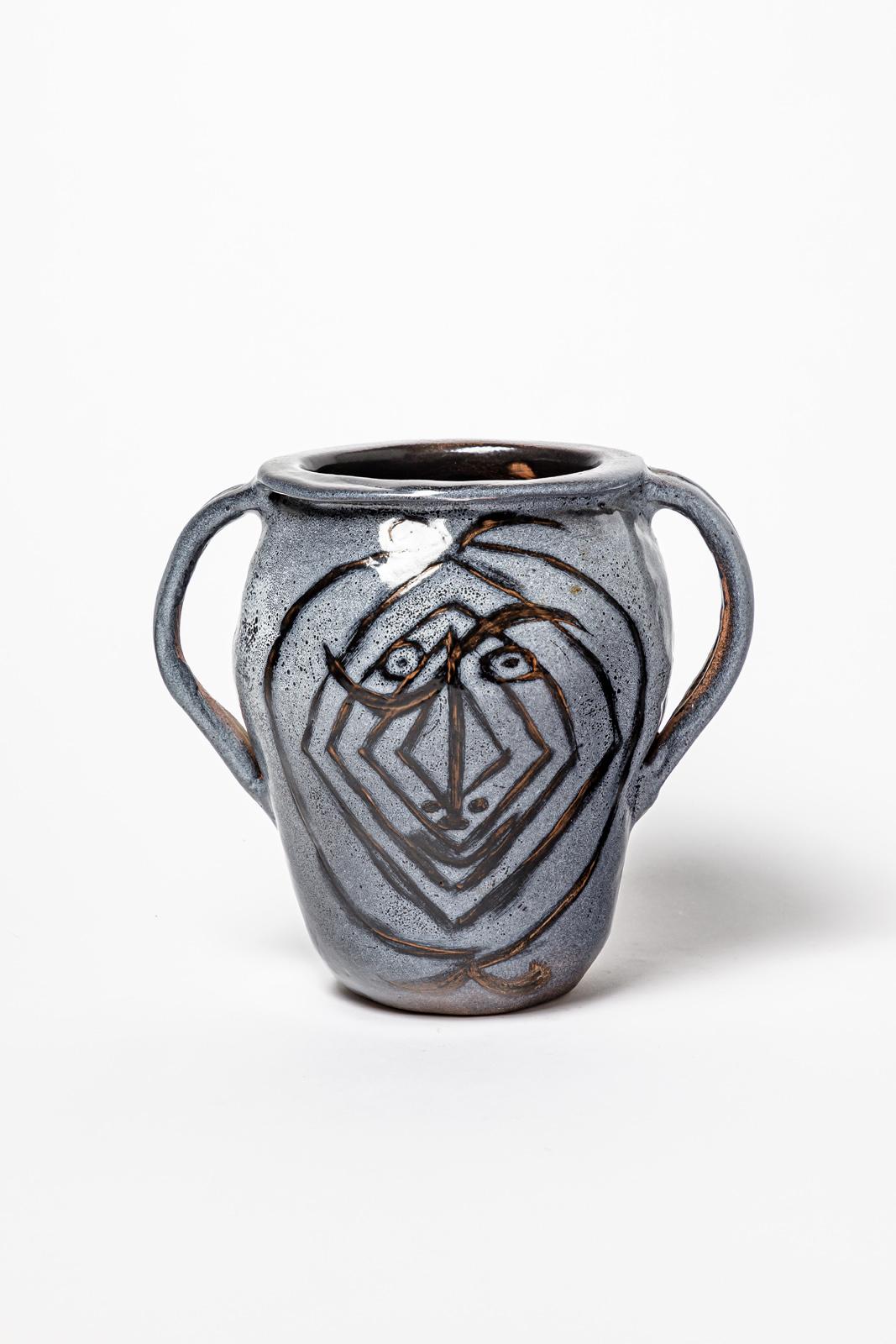 Vallauris AM

Realizzato nel 1950 circa

Vaso in ceramica astratto blu e nero con figura di animale o di uomo

Eccellenti condizioni originali

Altezza 20 cm
Grande 22 cm
Profondità 15 cm