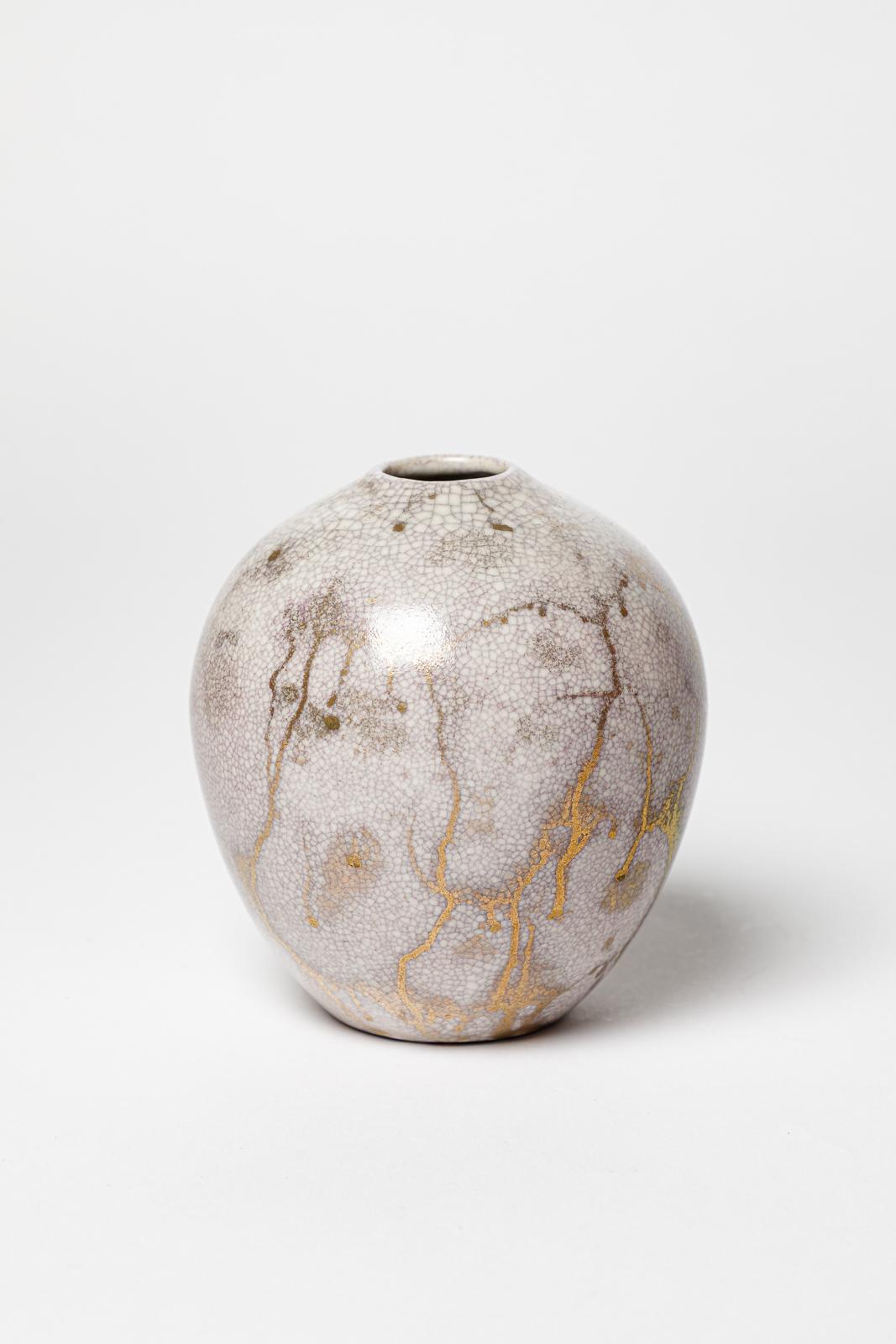 Céramique Vase en céramique blanc et or du 20e art déco par Lucien Brisdoux 1940 design en vente