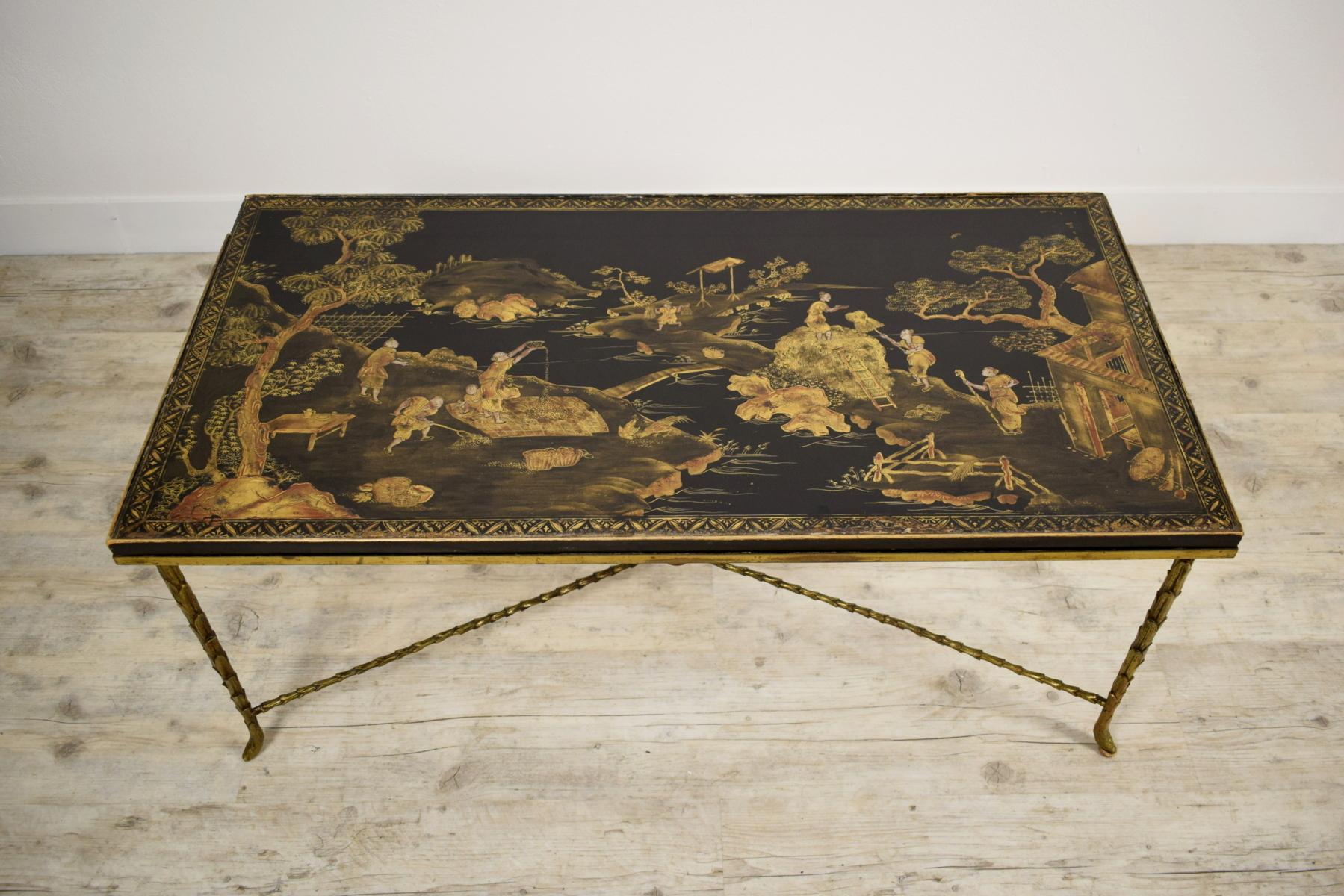 Very elegant Baguès gilt bronze and lacquered wood French Luigi XVI style coffee table.
20th century.
The coffee table are made in gilt bronze with stylized foliage decorations by the renowned French Maison Baguès. The plan is done in lacquered