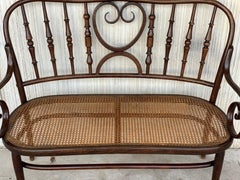 Sofa aus Bugholz des 20. Jahrhunderts im Thonet-Stil, um 1925, Sitz mit Schilfrohr