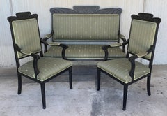 Ensemble de sièges français noirs du 20ème siècle : canapé et deux fauteuils de style Louis Seize