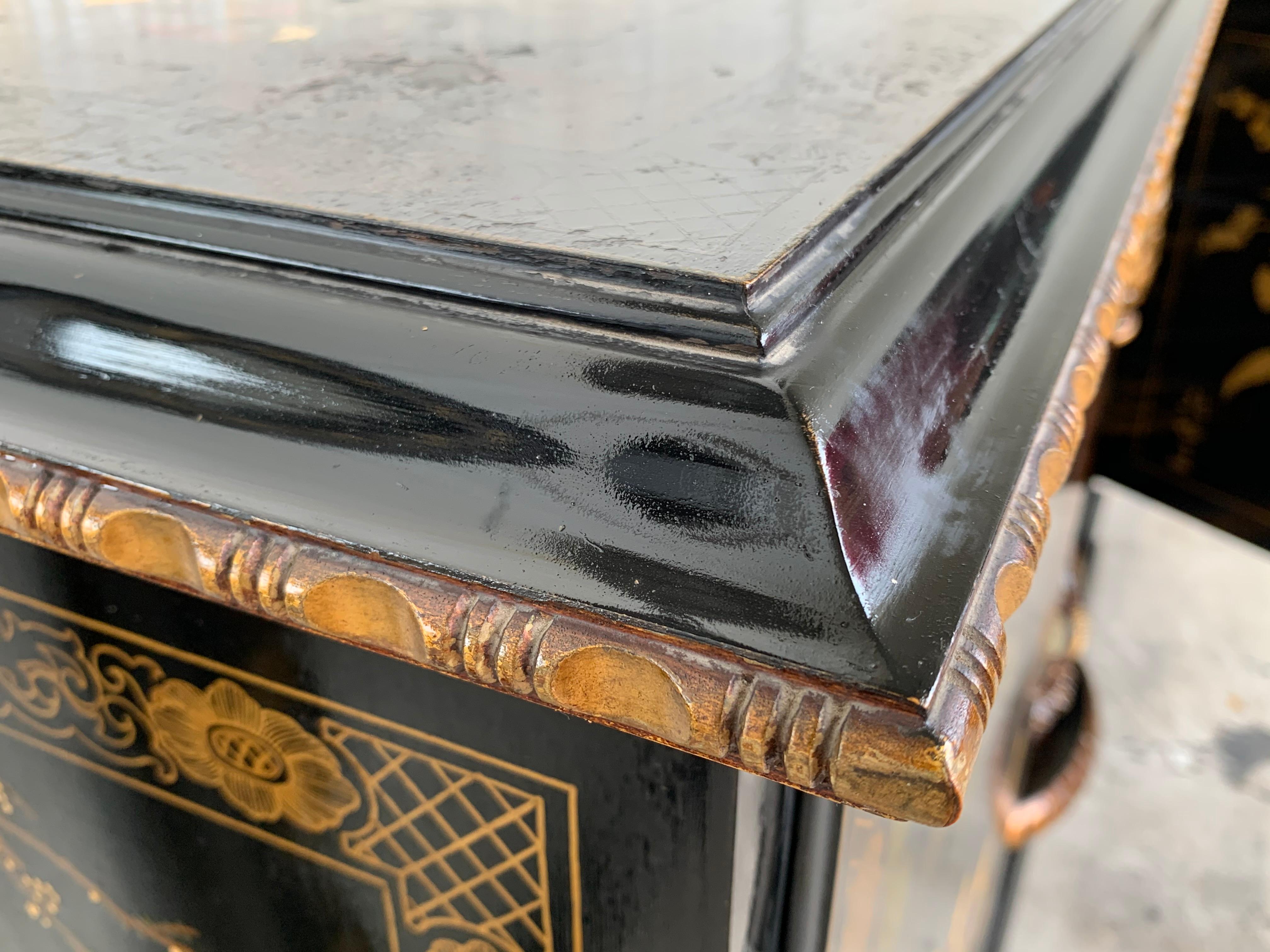 Table d'autel ou enfilade ouvert en laque noire et peint à la main avec miroir en vente 3