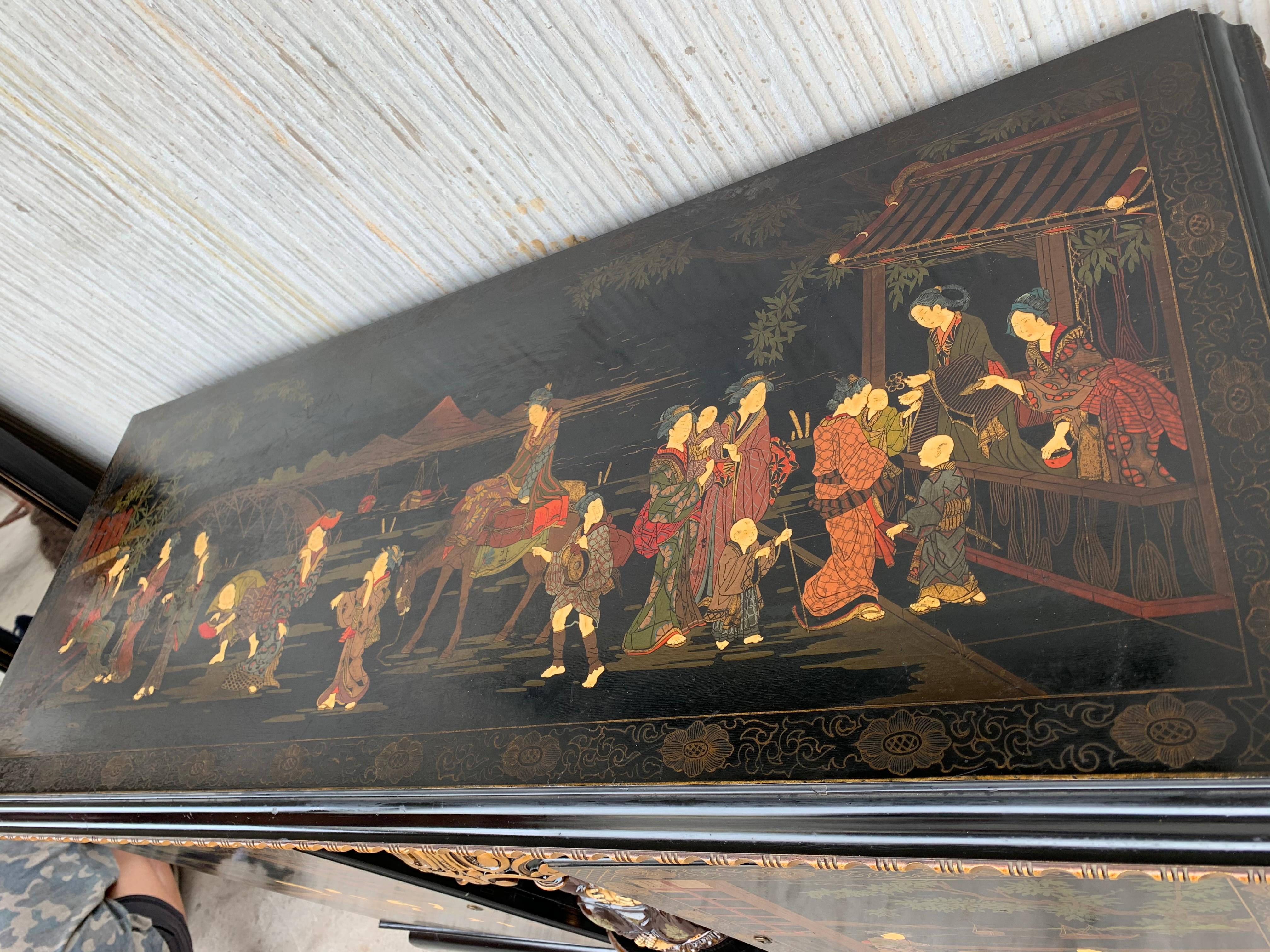 Table d'autel ou enfilade ouvert en laque noire et peint à la main avec miroir en vente 2