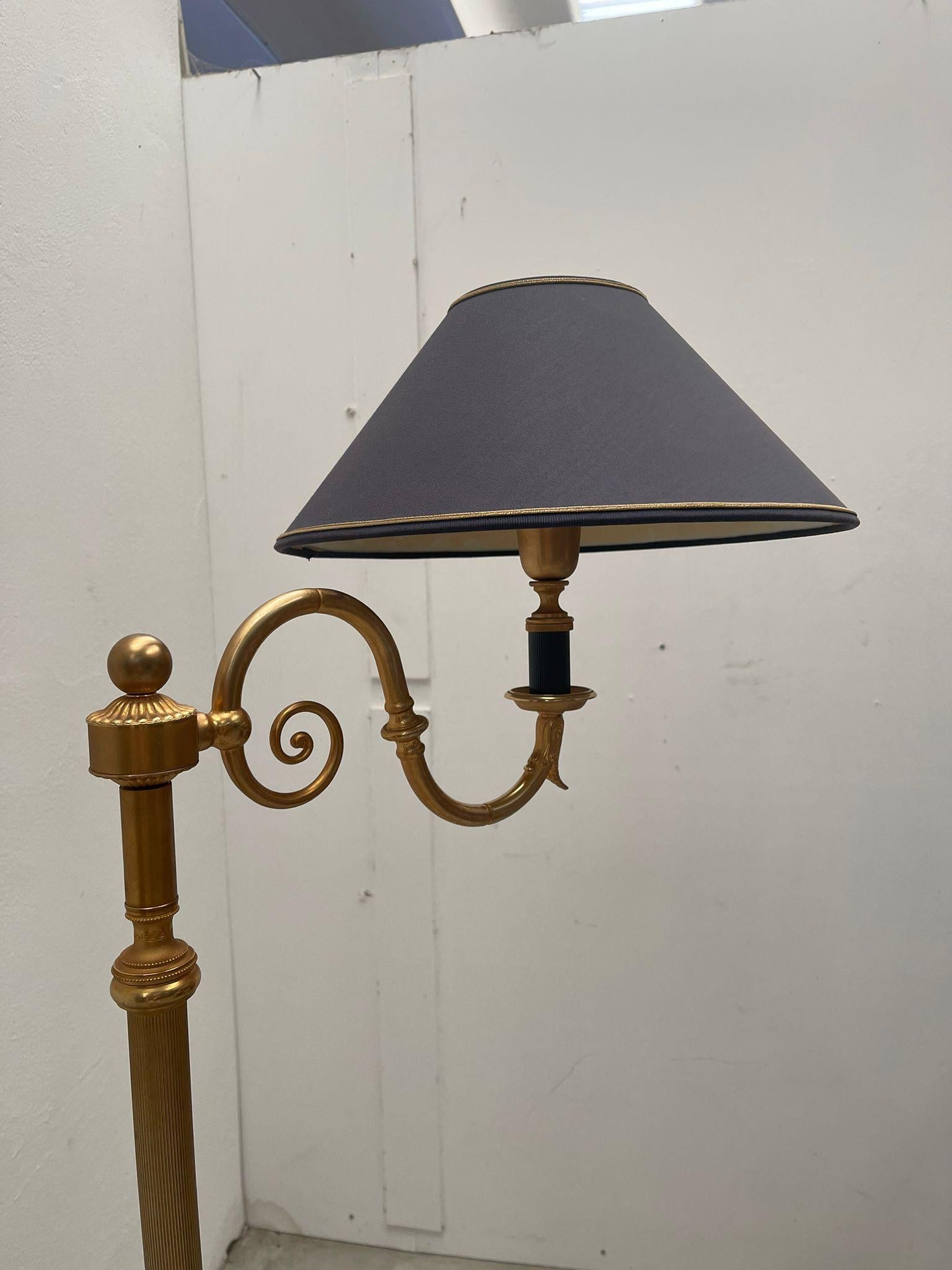 Seltene Vintage-Stehlampe aus den 1950er Jahren. Das Licht wird von der weißen Inneneinrichtung wunderschön reflektiert, was zu einem weichen und warmen Licht führt. 

Ein einzigartiges Produkt von Mice Versailles.

Ausgezeichneter Originalzustand.