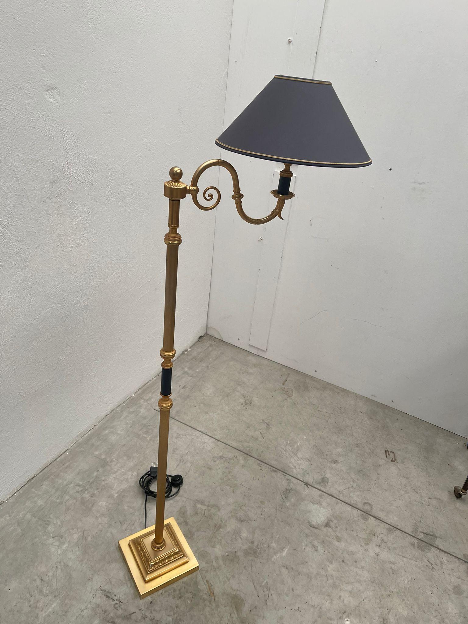 20ième siècle 20e lampadaire en laiton en vente