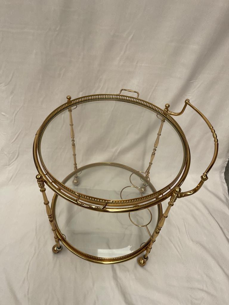 Créé par le prestige du laiton poli et du cristal. Un exemple de beauté qui allie contemporanéité et univers classique. Il est facile de le déplacer grâce aux roues du chariot. Il donne une touche de lumière à votre décoration. 