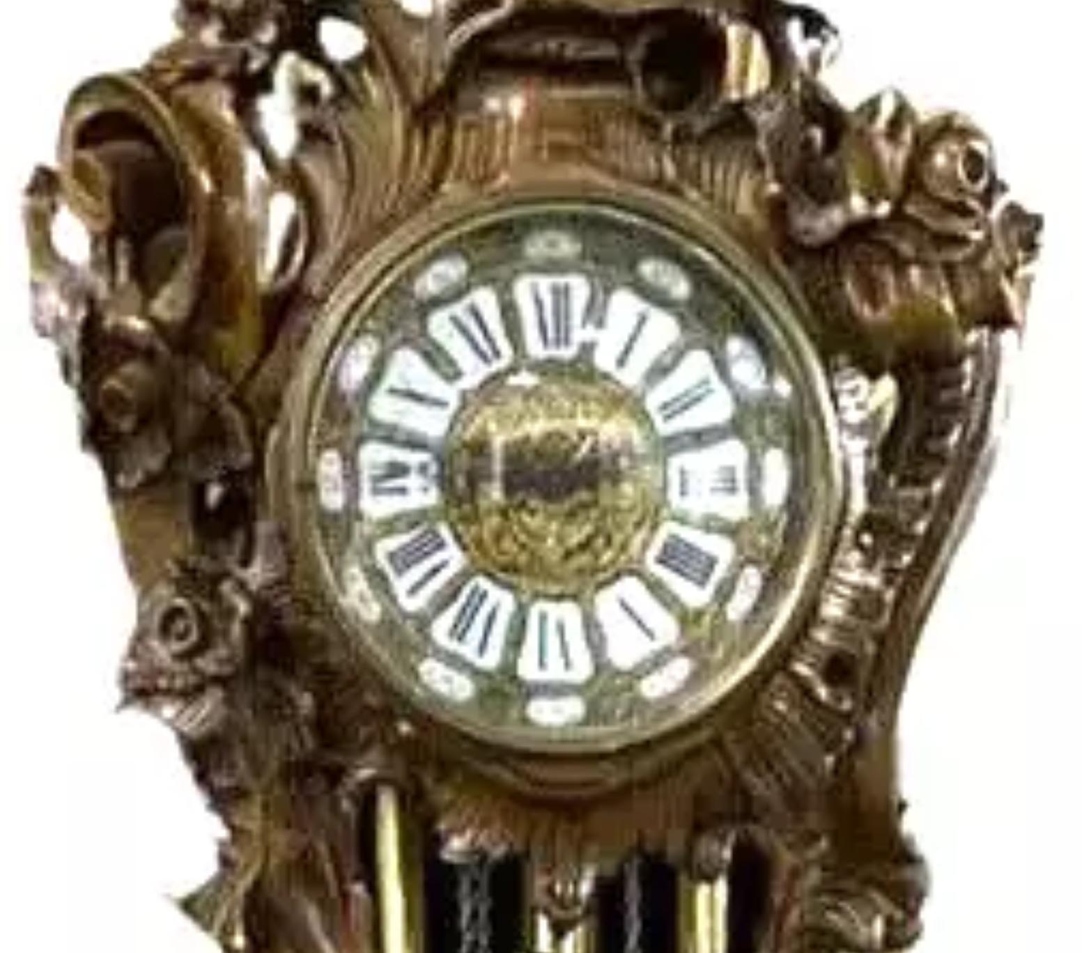 Siglo XX, 1900  ¡Reloj de pie antiguo, europeo, tallado a mano, de nogal! Tallado a mano en venta