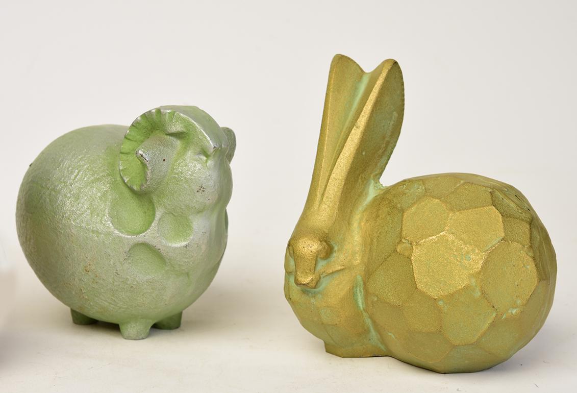 Sculpté à la main C.20., A.I.C., ensemble de sculptures animales japonaises en bronze représentant une souris, un bélier et un lapin. en vente
