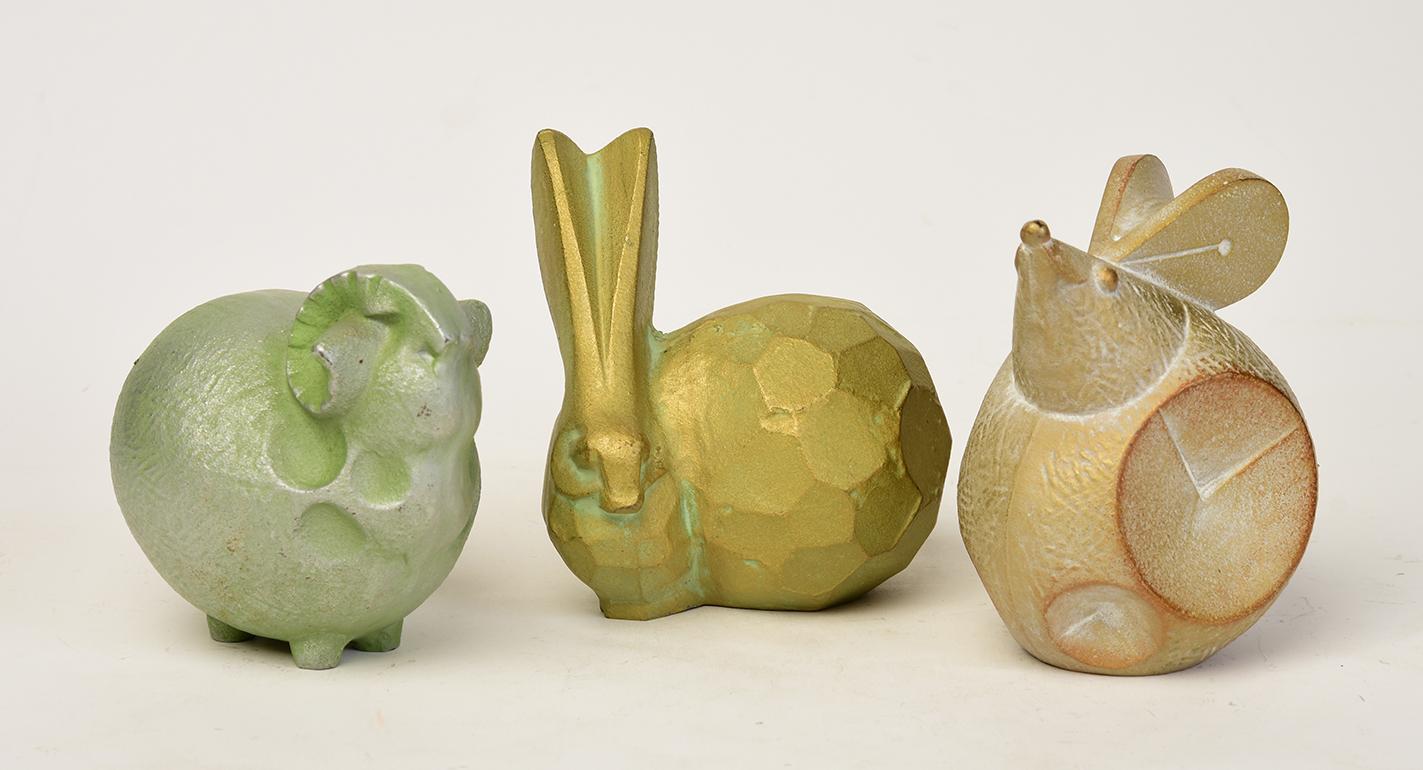C.20., A.I.C., ensemble de sculptures animales japonaises en bronze représentant une souris, un bélier et un lapin. Bon état - En vente à Sampantawong, TH