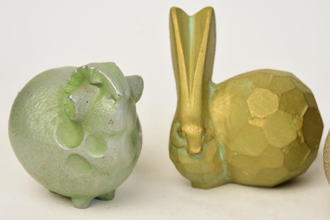 20ième siècle C.20., A.I.C., ensemble de sculptures animales japonaises en bronze représentant une souris, un bélier et un lapin. en vente