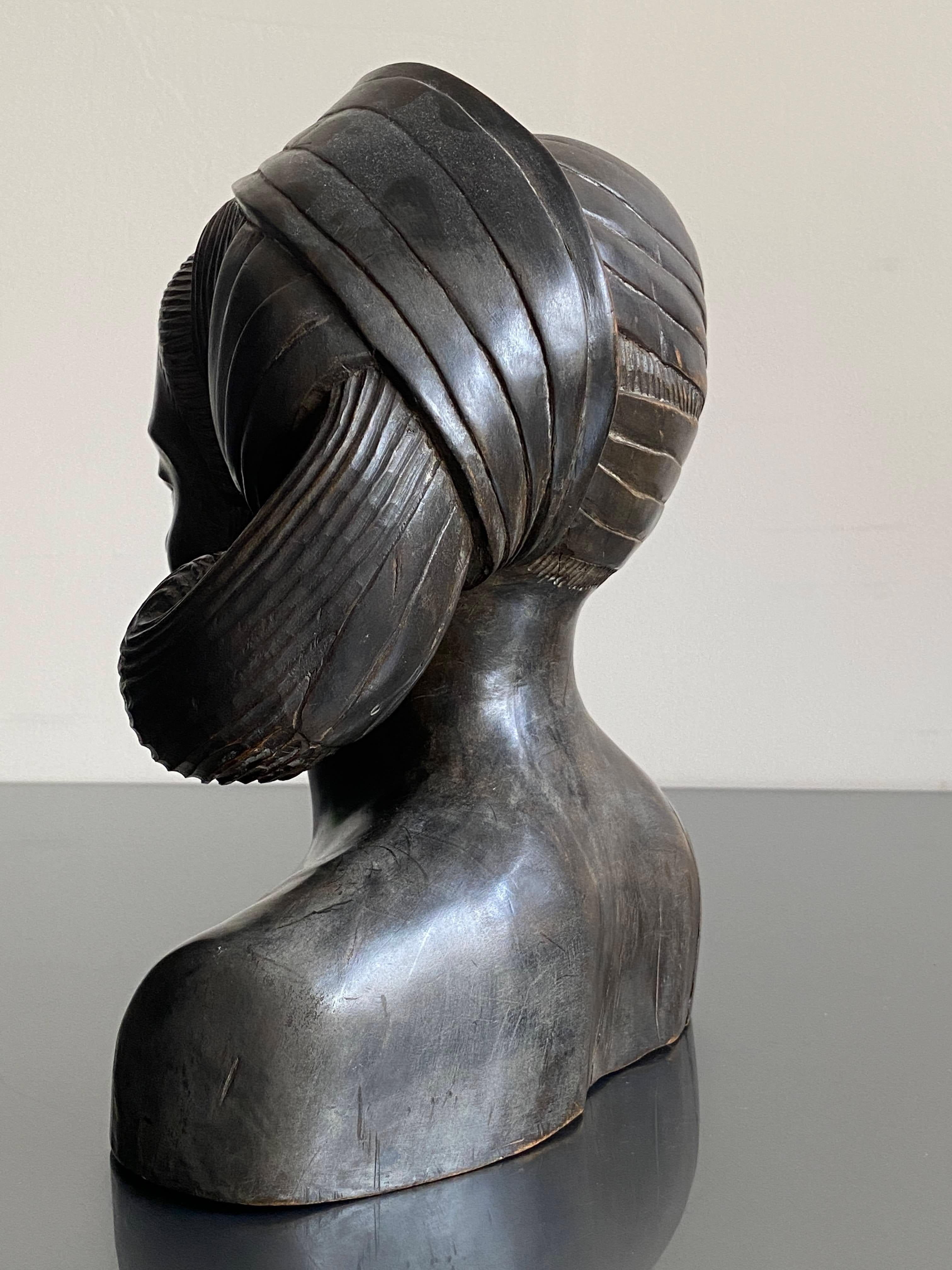 Sculpture africaine en bois dur du 20e siècle représentant une femme portant une coiffe, vers 1930 1