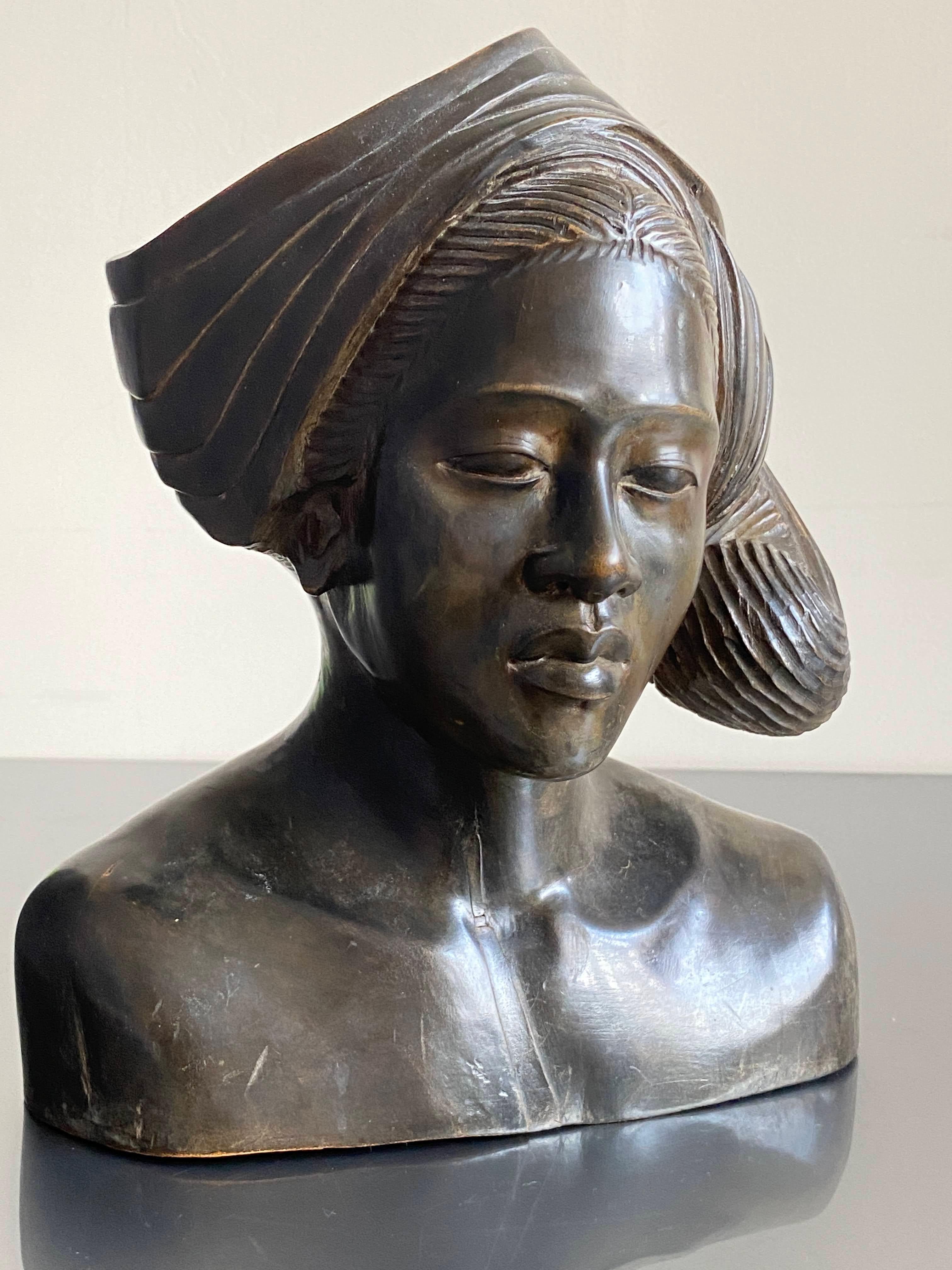 Sculpture africaine en bois dur du 20e siècle représentant une femme portant une coiffe, vers 1930 4