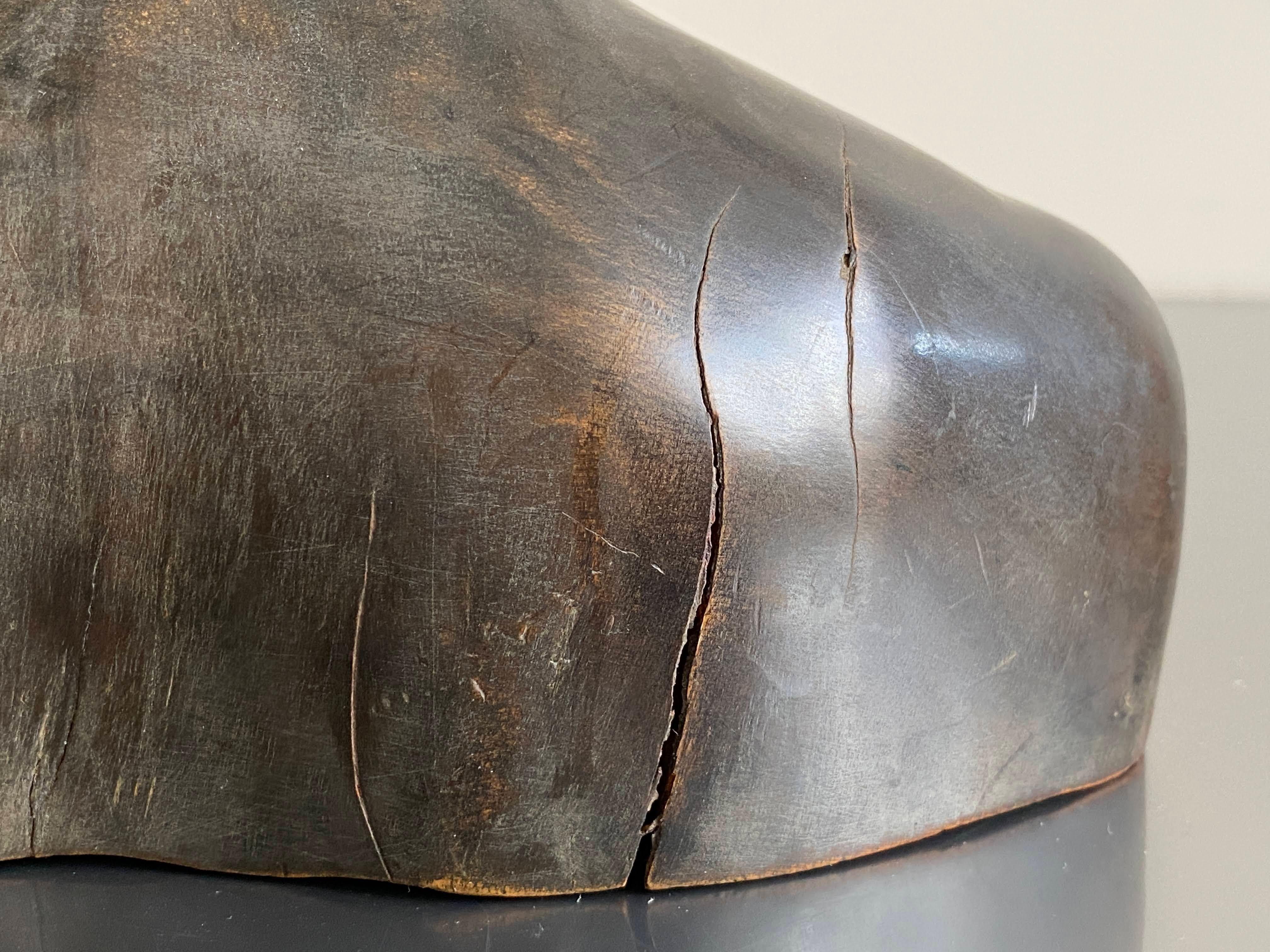 Autre Sculpture africaine en bois dur du 20e siècle représentant une femme portant une coiffe, vers 1930