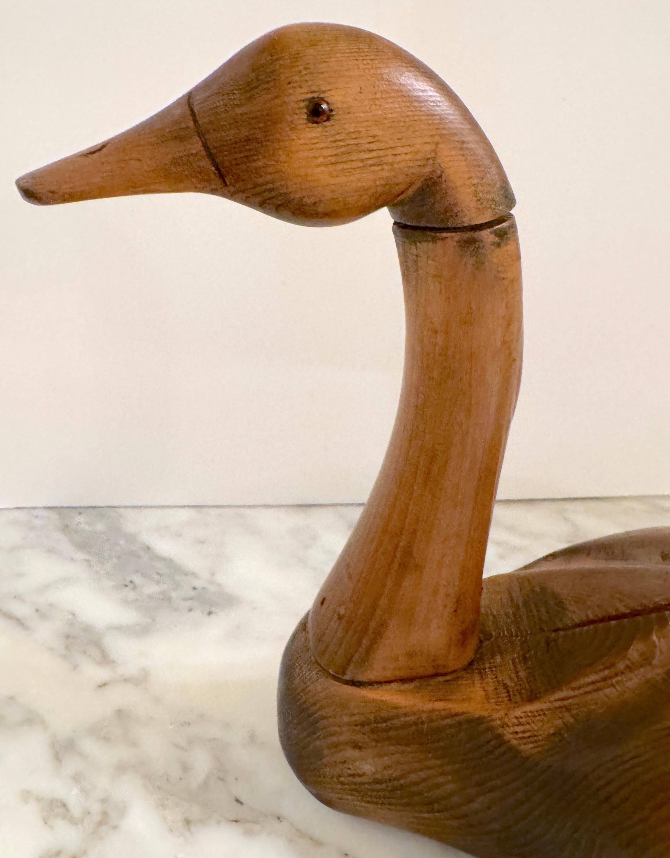 20ème C.  Sculpture en bois naturel sculpté de Swan articulé en vente 3