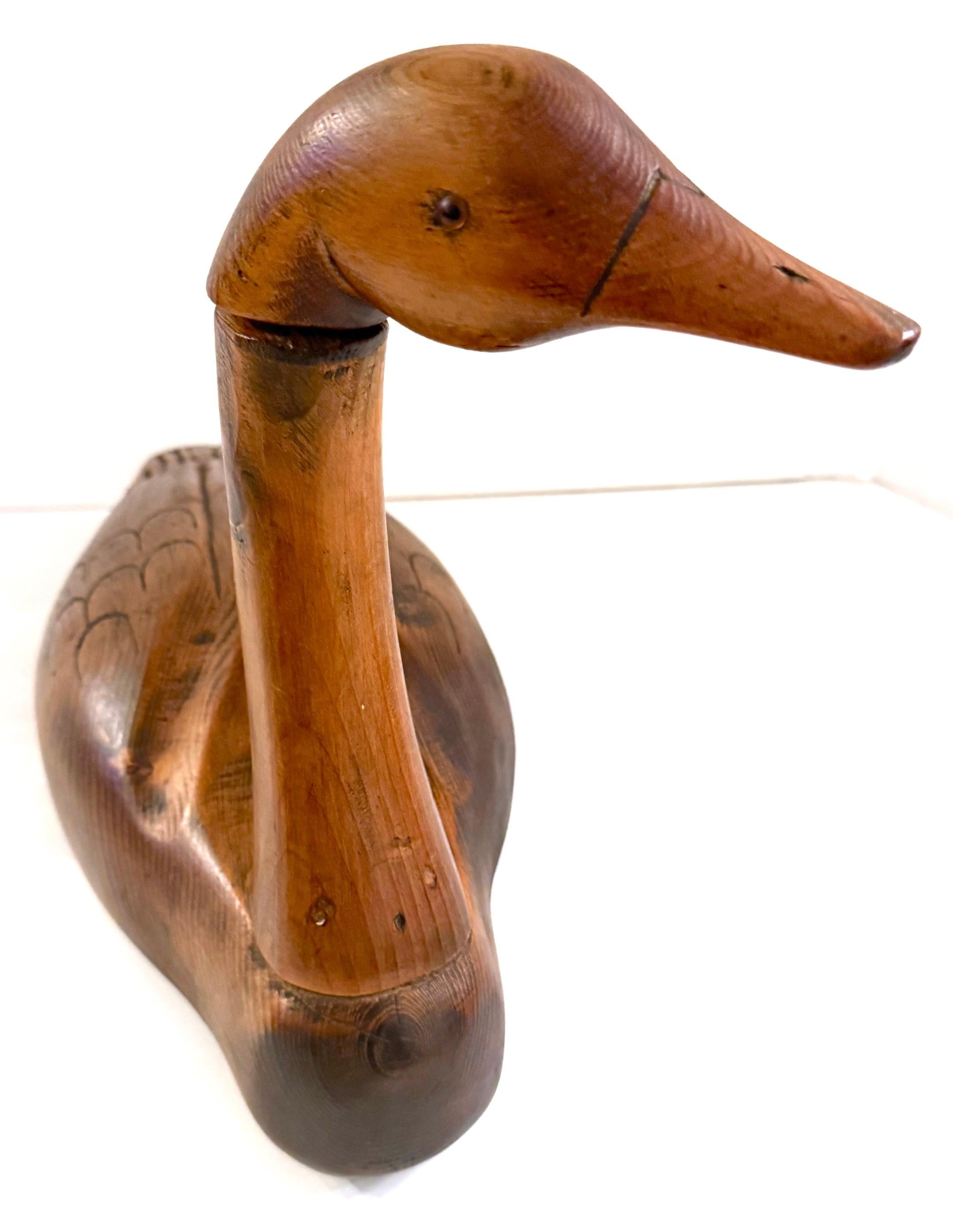 Artisanat 20ème C.  Sculpture en bois naturel sculpté de Swan articulé en vente