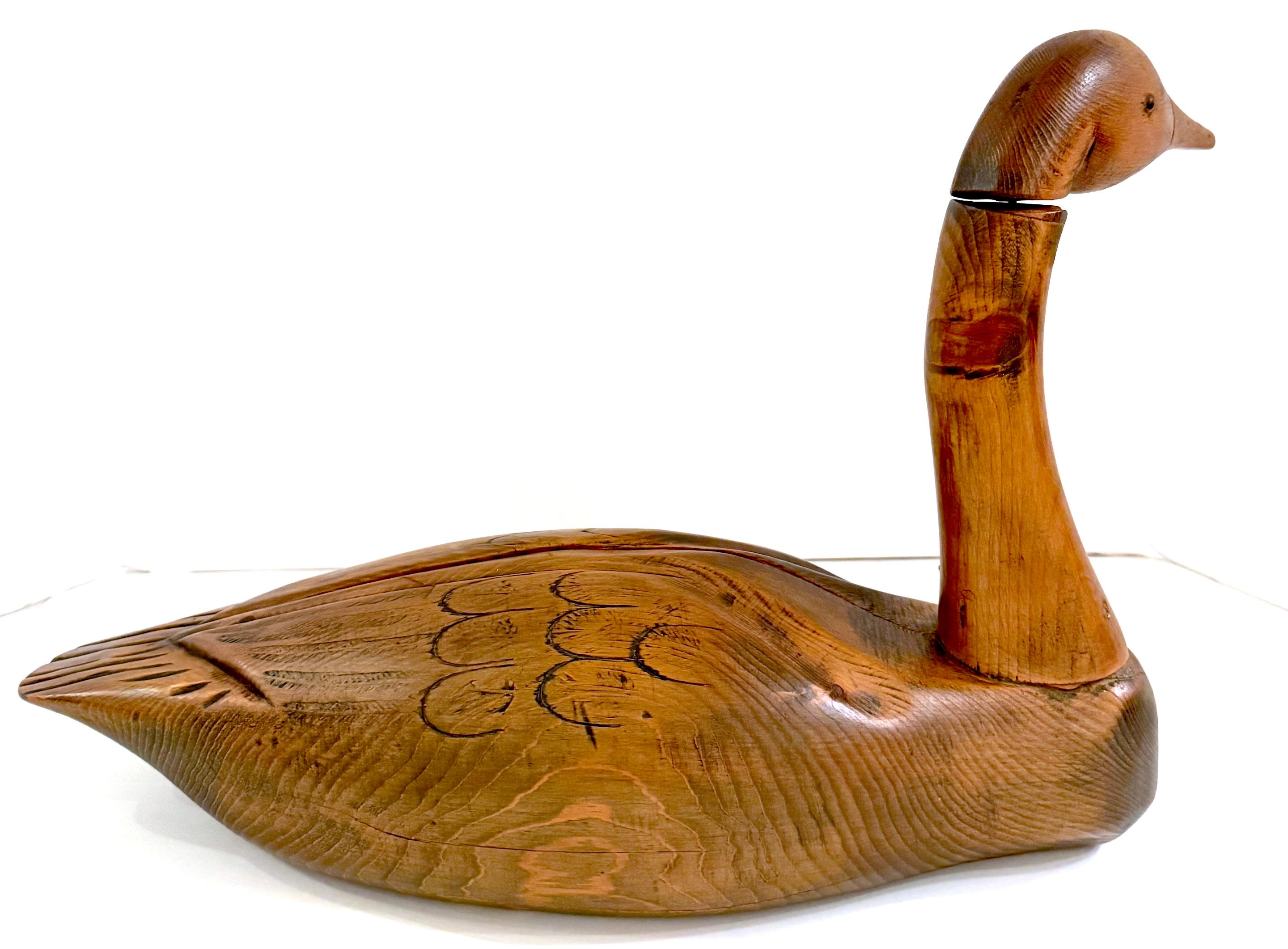 Américain 20ème C.  Sculpture en bois naturel sculpté de Swan articulé en vente