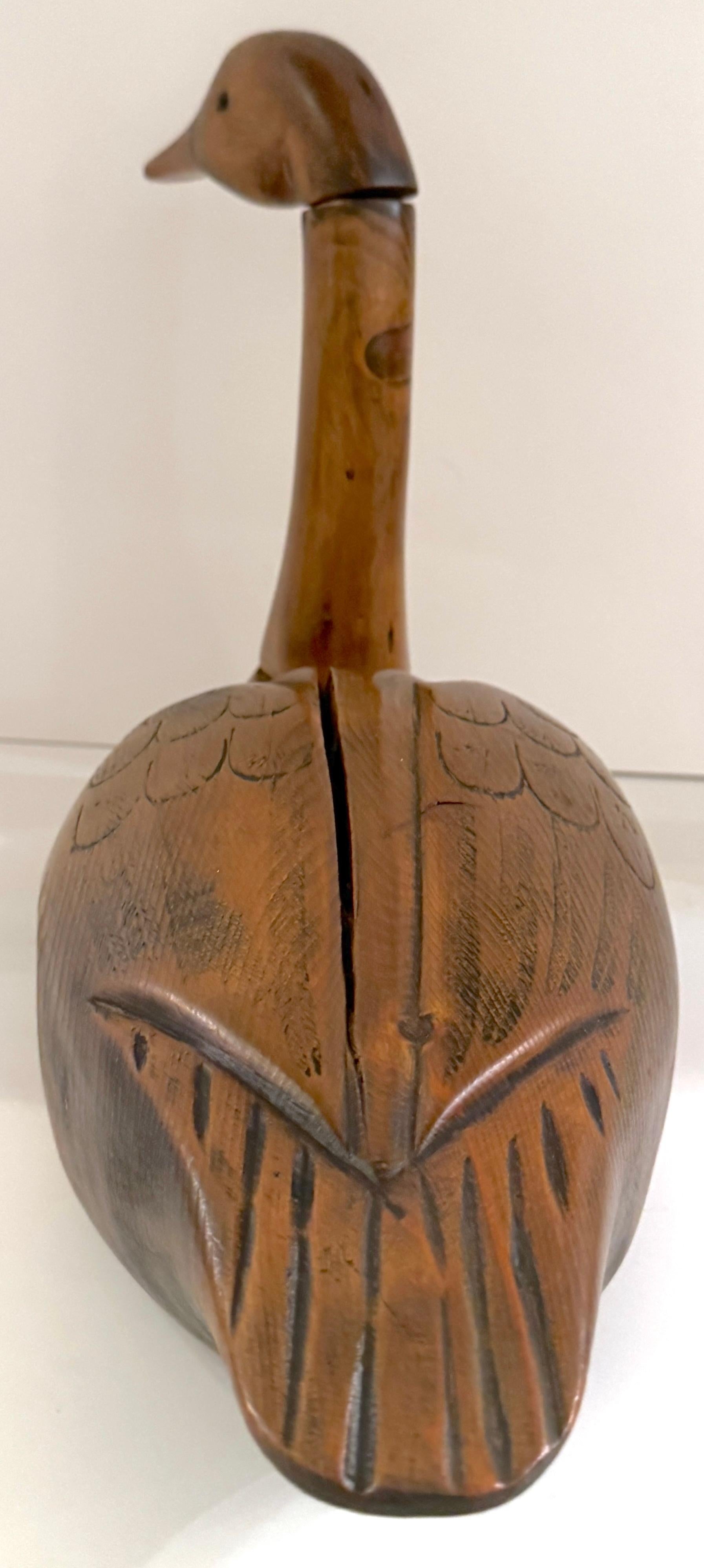 20ème C.  Sculpture en bois naturel sculpté de Swan articulé Bon état - En vente à West Palm Beach, FL