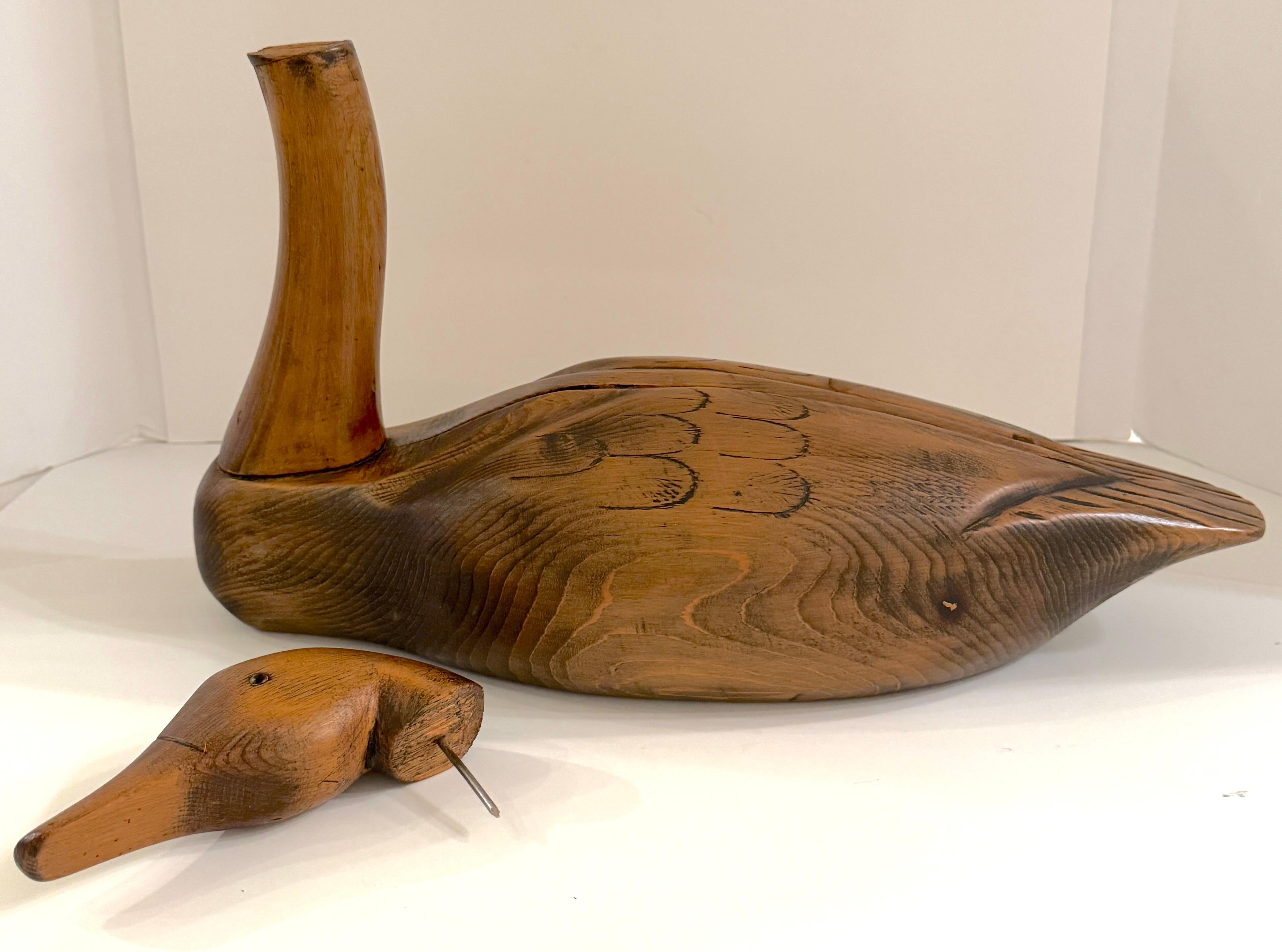 Bois 20ème C.  Sculpture en bois naturel sculpté de Swan articulé en vente