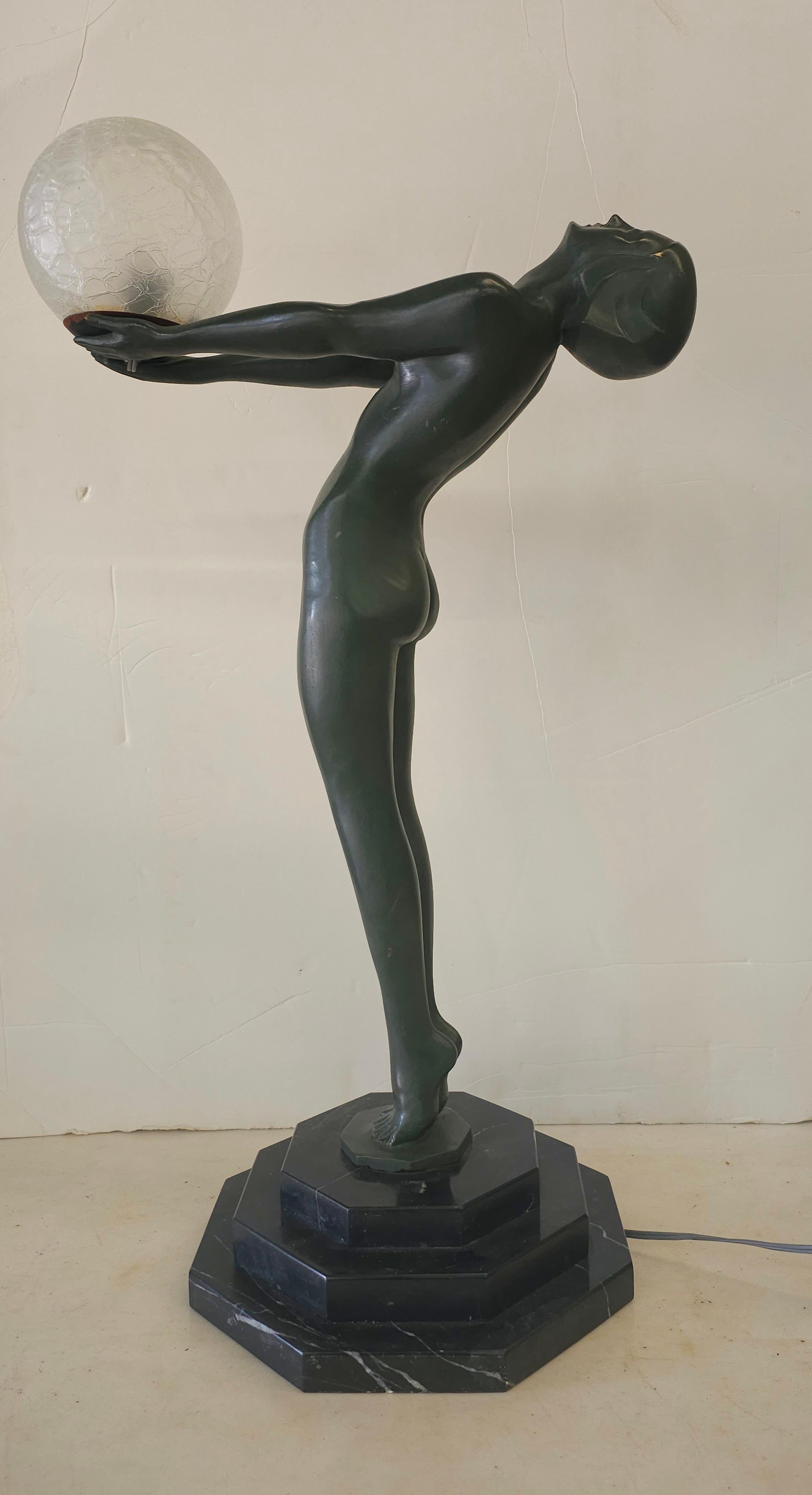 Un'impressionante scultura di nudo in piedi e lampada da tavolo in stile Art Déco del XX secolo: Lumina. 
Misura 20