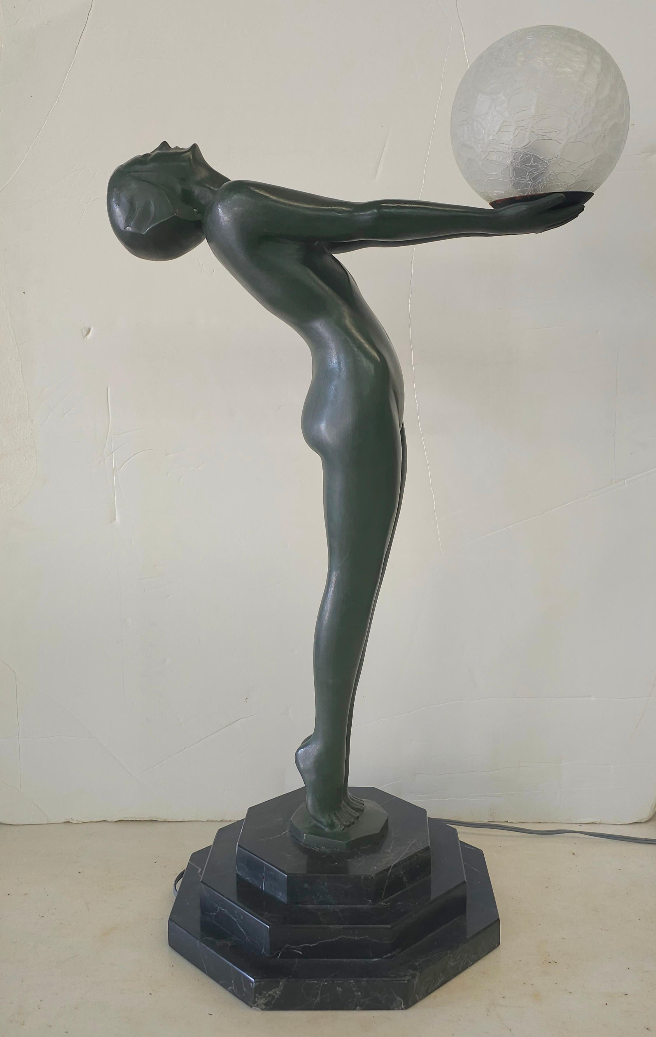 Art Déco Lampada scultura nuda in piedi A.I.C. in stile Art Deco del 20° secolo in vendita