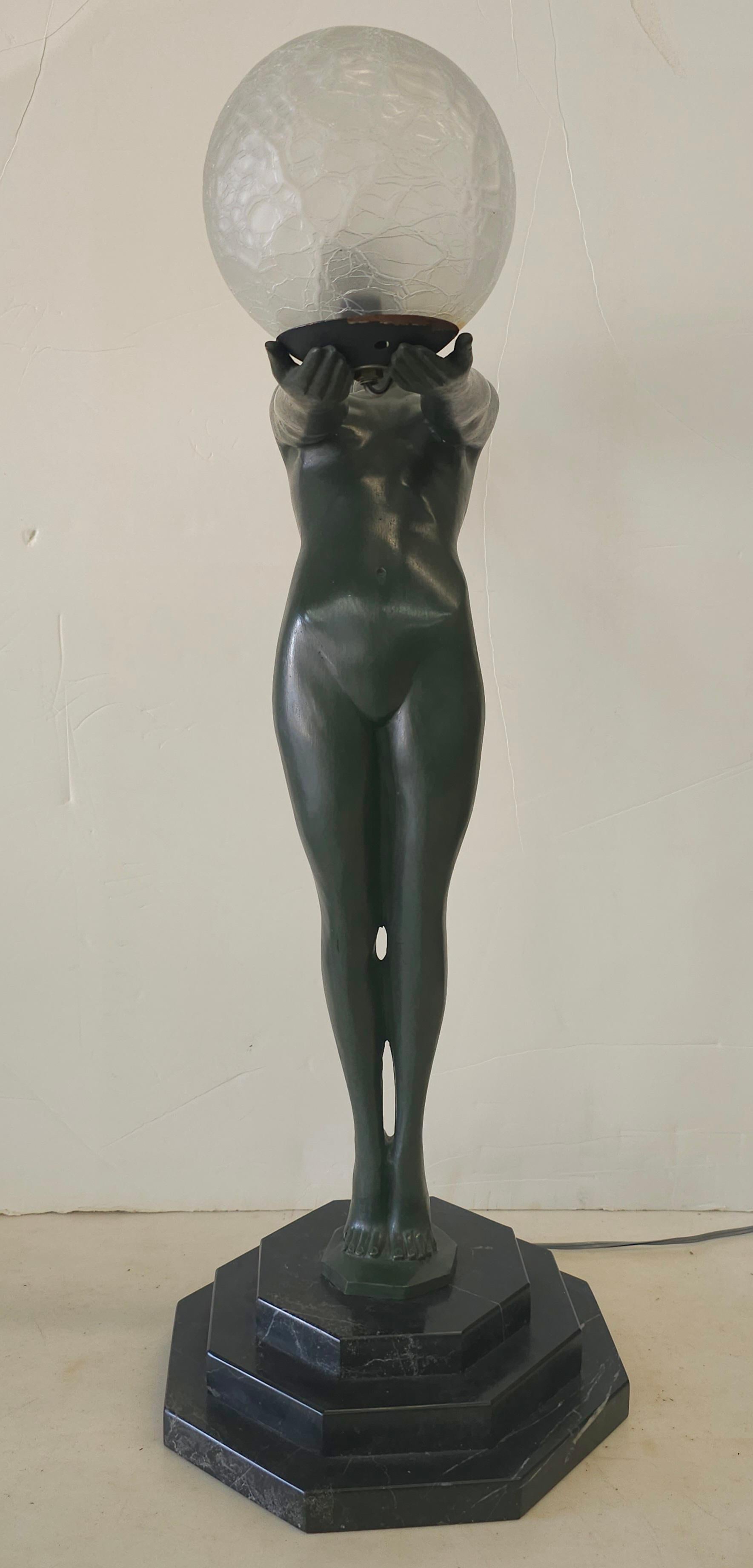 Oggetti in metallo Lampada scultura nuda in piedi A.I.C. in stile Art Deco del 20° secolo in vendita