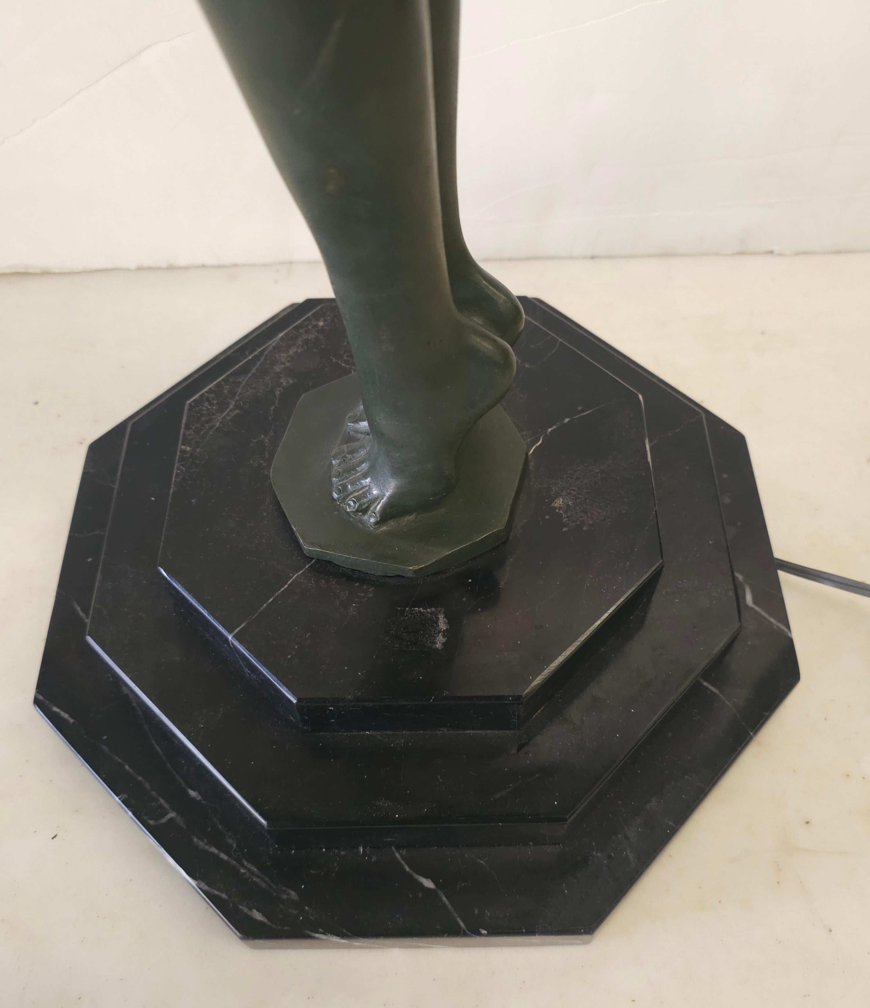 Lampada scultura nuda in piedi A.I.C. in stile Art Deco del 20° secolo in vendita 1