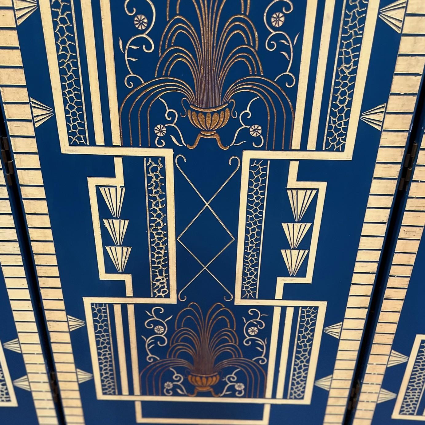 Paravento a tre pannelli in stile Art Déco del XX secolo in blu cobalto e toni dorati in vendita 3