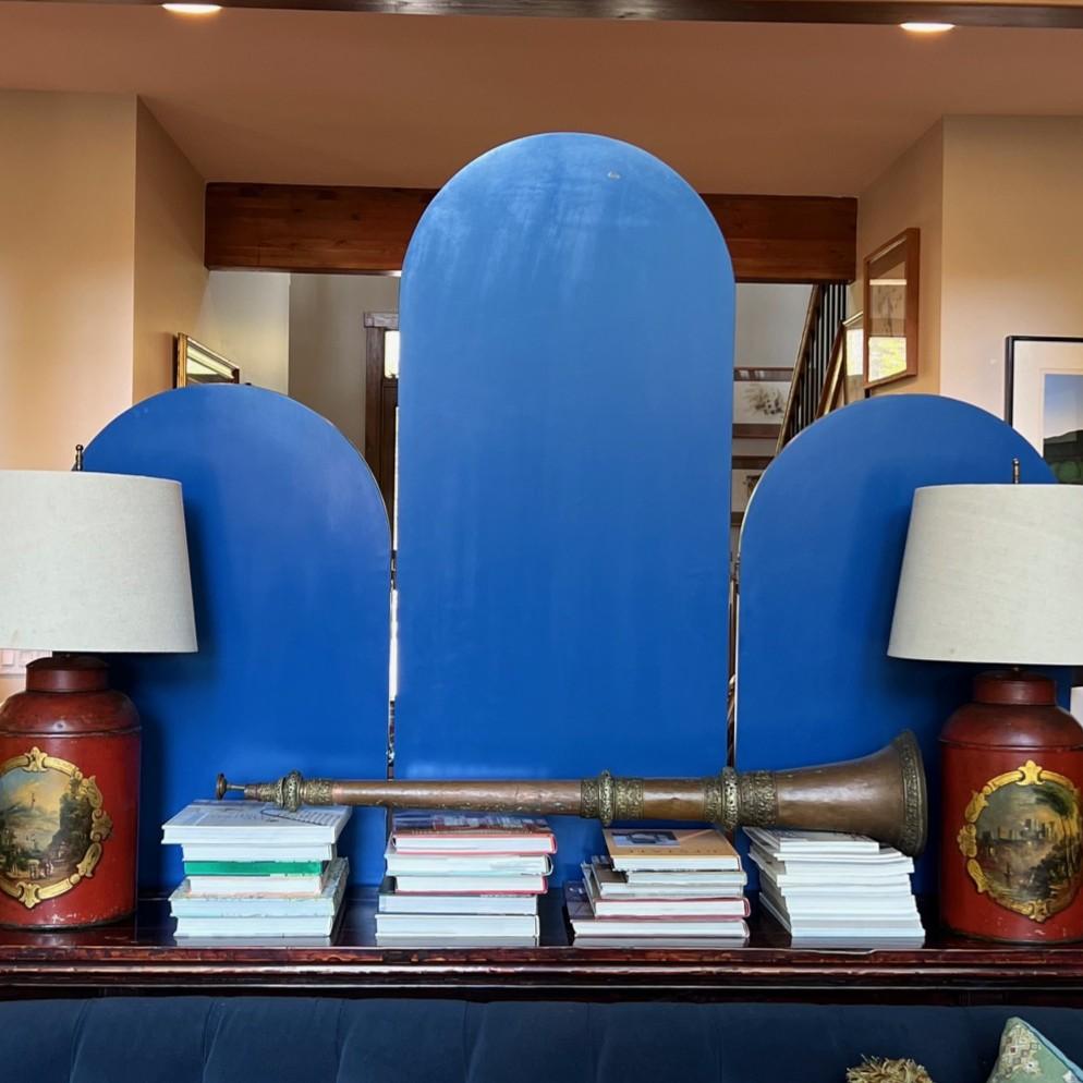 Paravento a tre pannelli in stile Art Déco del XX secolo in blu cobalto e toni dorati in vendita 7