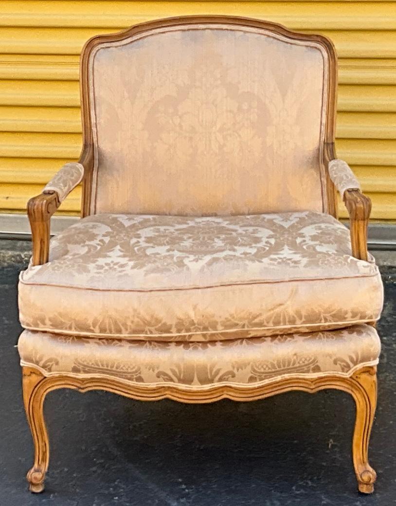 20e siècle. Meubles Baker Chaises bergères françaises de style Louis XV - Paire Bon état - En vente à Kennesaw, GA