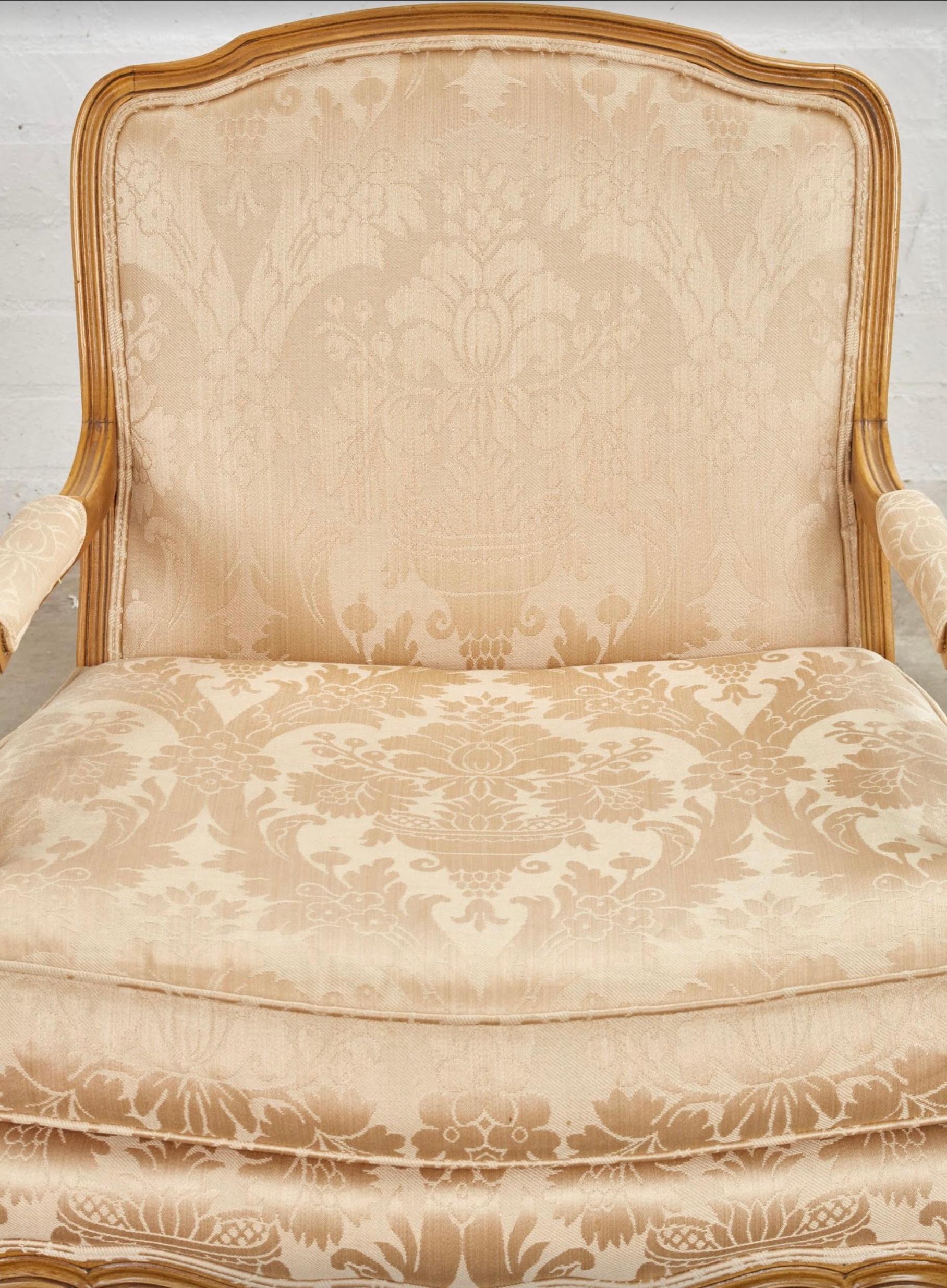 20e siècle. Meubles Baker Chaises bergères françaises de style Louis XV - Paire en vente 1