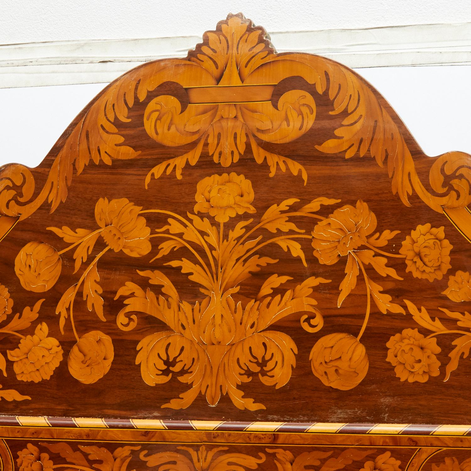 Dutch Marquetry Mirror with Shaped Crest, Sourced by Alberto Pinto

A finely crafted Dutch marquetry mirror, 20th century, distinguished by its richly inlaid floral and foliate motifs in contrasting light and dark veneers. The shaped crest rises