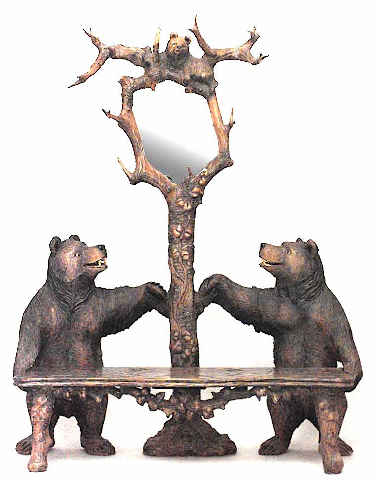 Divano rustico in stile Black Forest (20° secolo) in noce intagliato con fianchi a forma di orso e albero del cappello centrale
