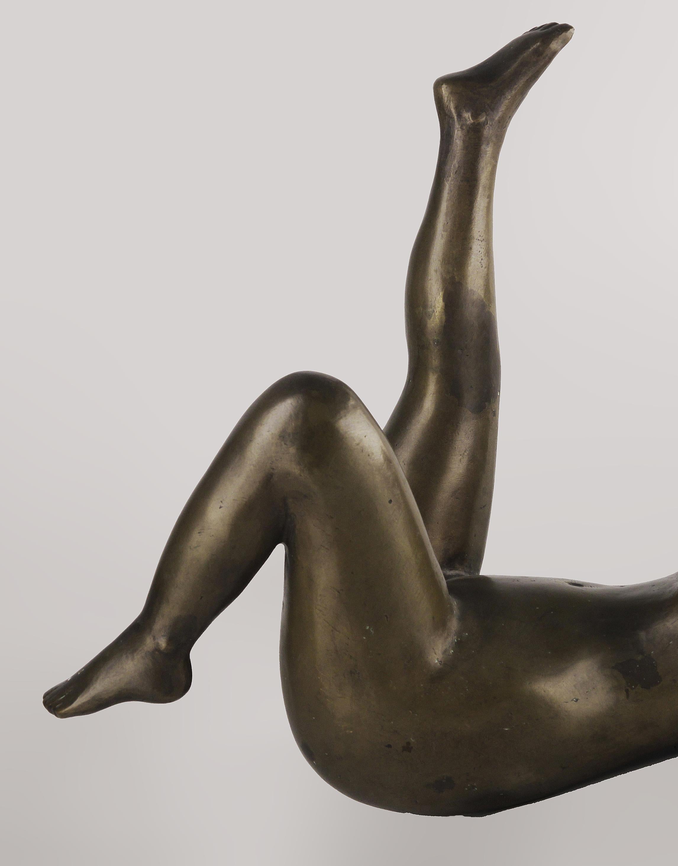 Metallo Scultura in bronzo del 20° secolo di una donna sdraiata dello scultore argentino J. Mariano Pagés in vendita