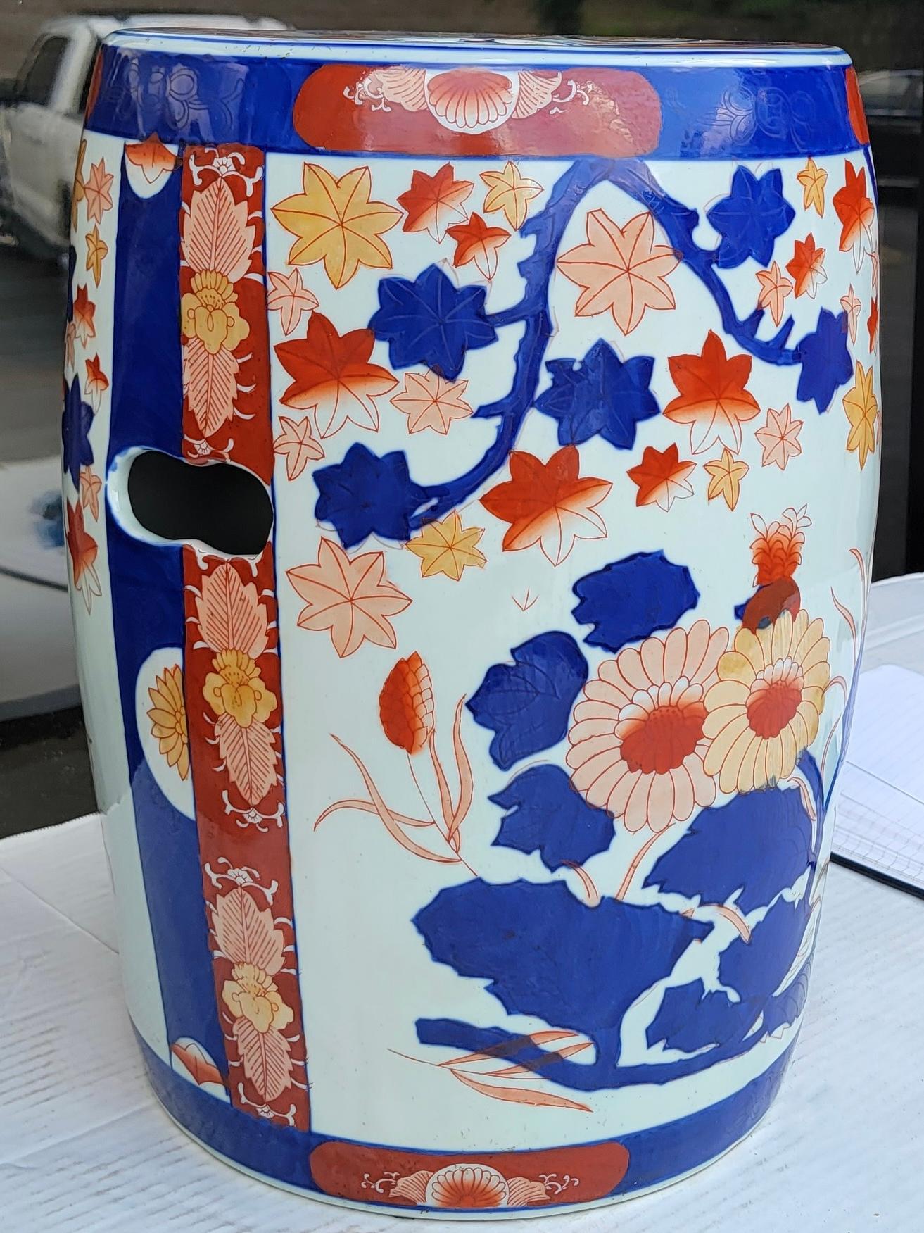 Chinois 20th-C. Paire de sièges de jardin / tables d'exportation chinoises de style Imari bleu et orange, en vente