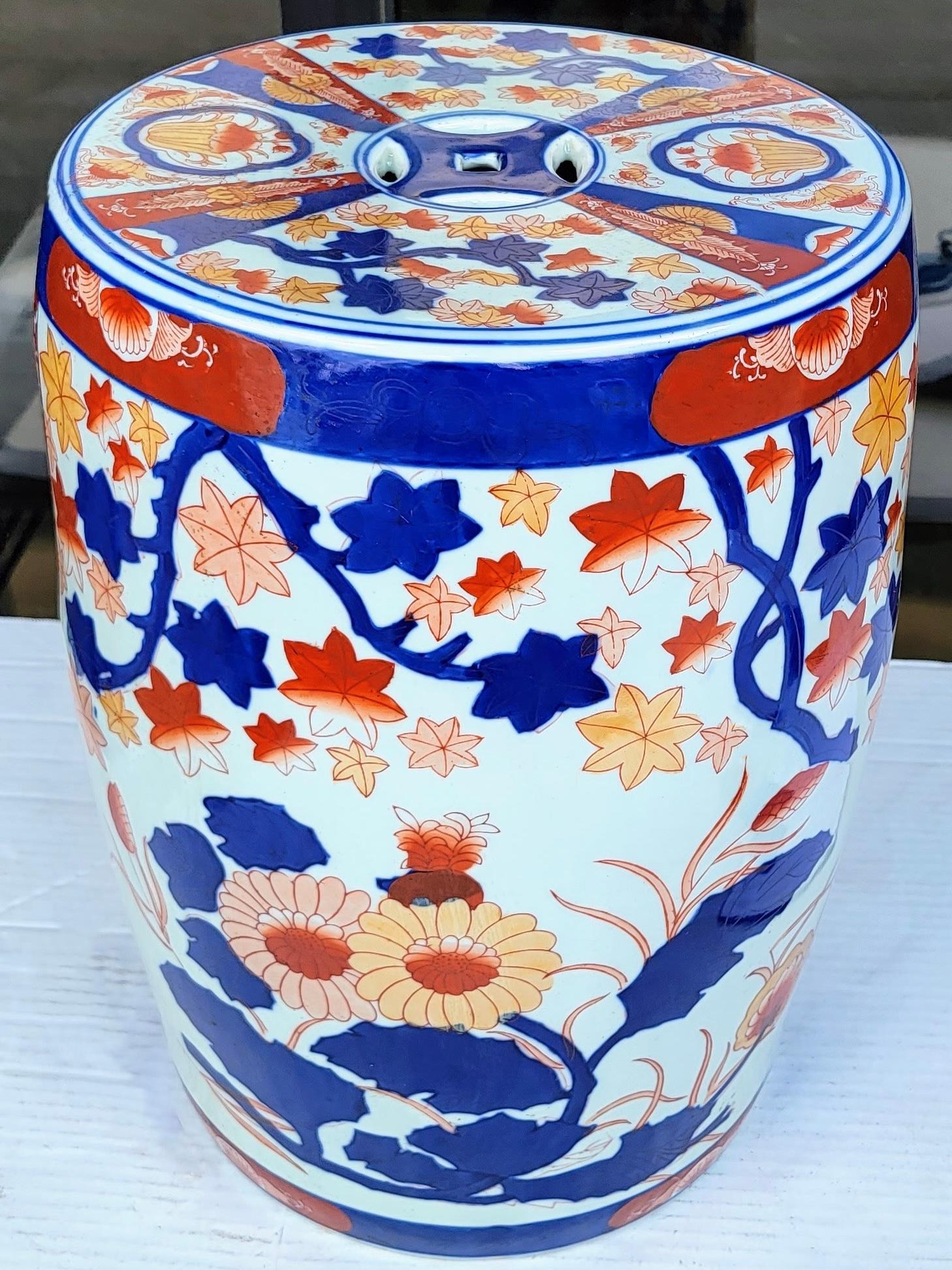 20th-C. Paar chinesische Gartenstühle / Tische im Imari-Stil in Blau und Orange, Chinesischer Export im Angebot 1