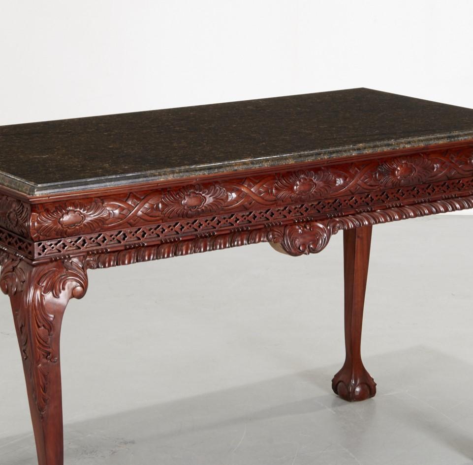 20ème siècle, console/table de salon en acajou magnifiquement sculptée en relief avec des fleurs et des feuillages, bandeaux percés, sur des pieds en boule et griffes, avec un plateau en marbre vert foncé détaché, sans marque, avec les étiquettes